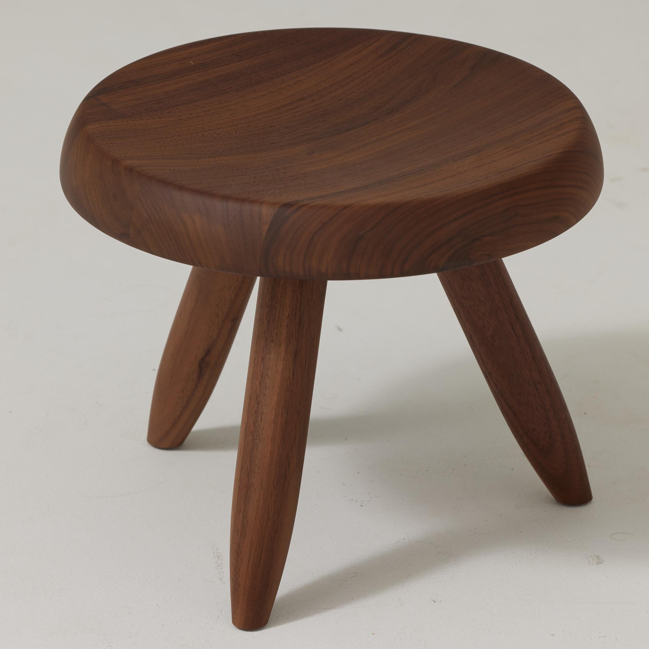 Charlotte Perriand Berger Hocker aus Nussbaumholz für Cassina (Italienisch) im Angebot