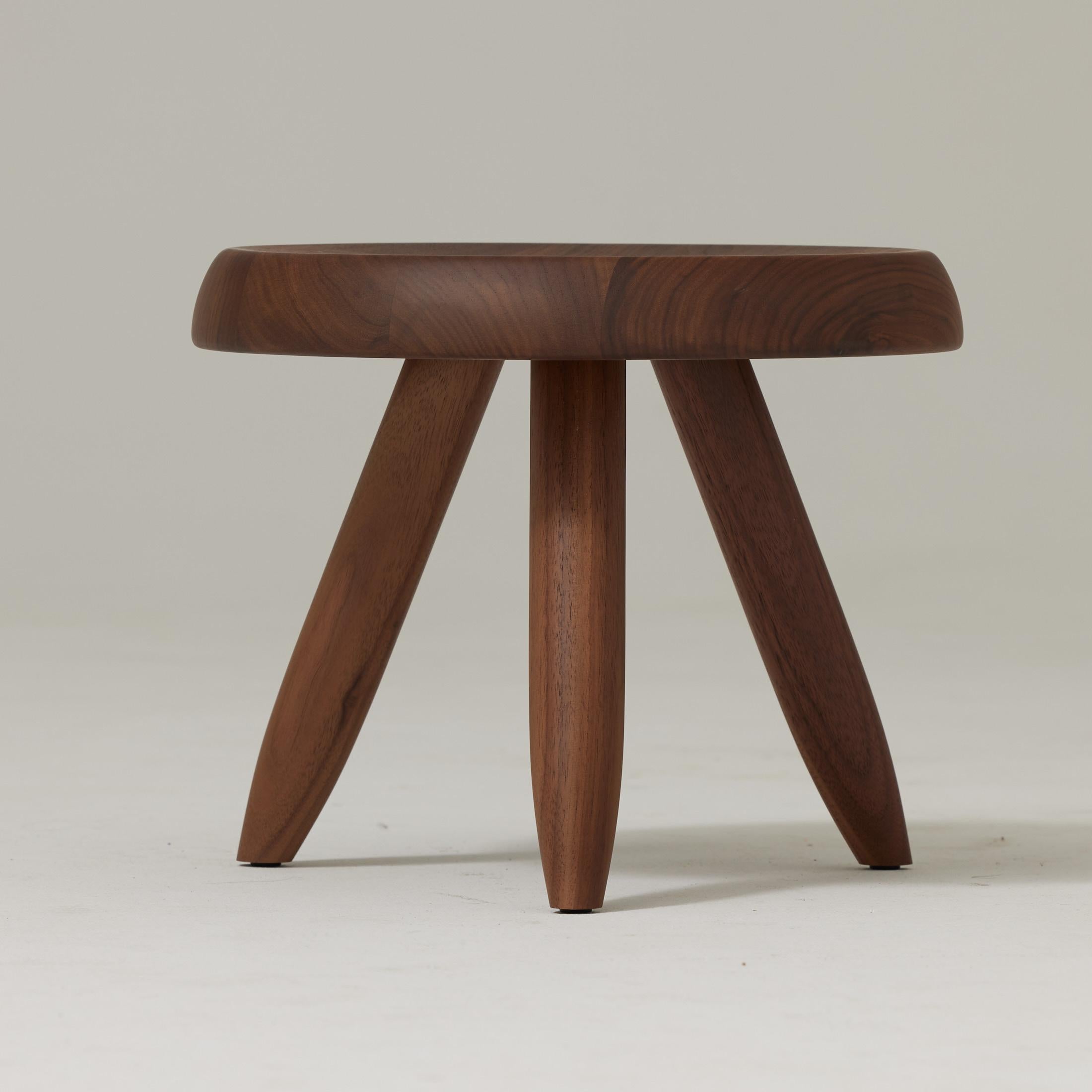 Charlotte Perriand Berger Hocker aus Nussbaumholz für Cassina im Zustand „Gut“ im Angebot in Barcelona, Barcelona