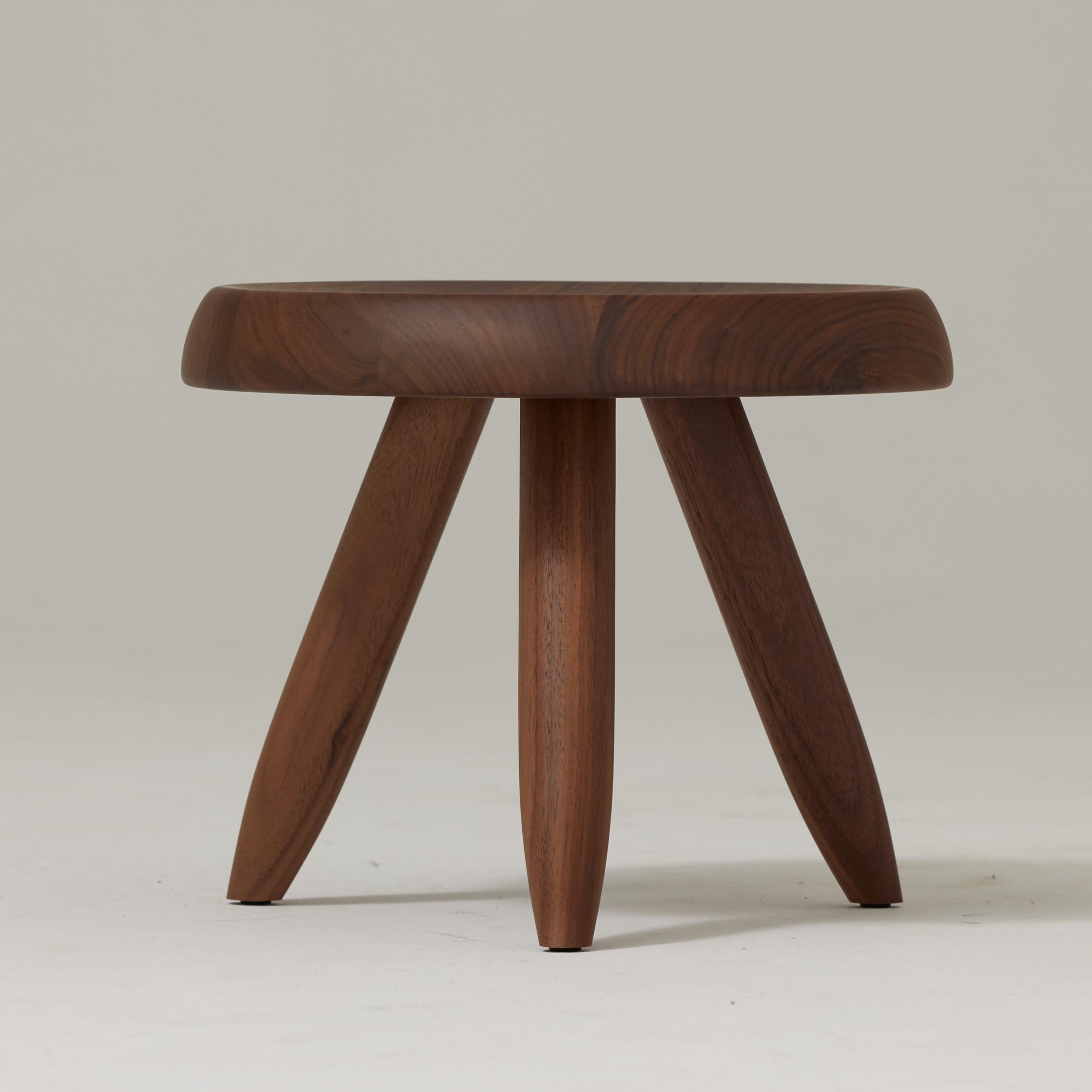 Charlotte Perriand Berger Hocker aus Nussbaumholz für Cassina (21. Jahrhundert und zeitgenössisch) im Angebot