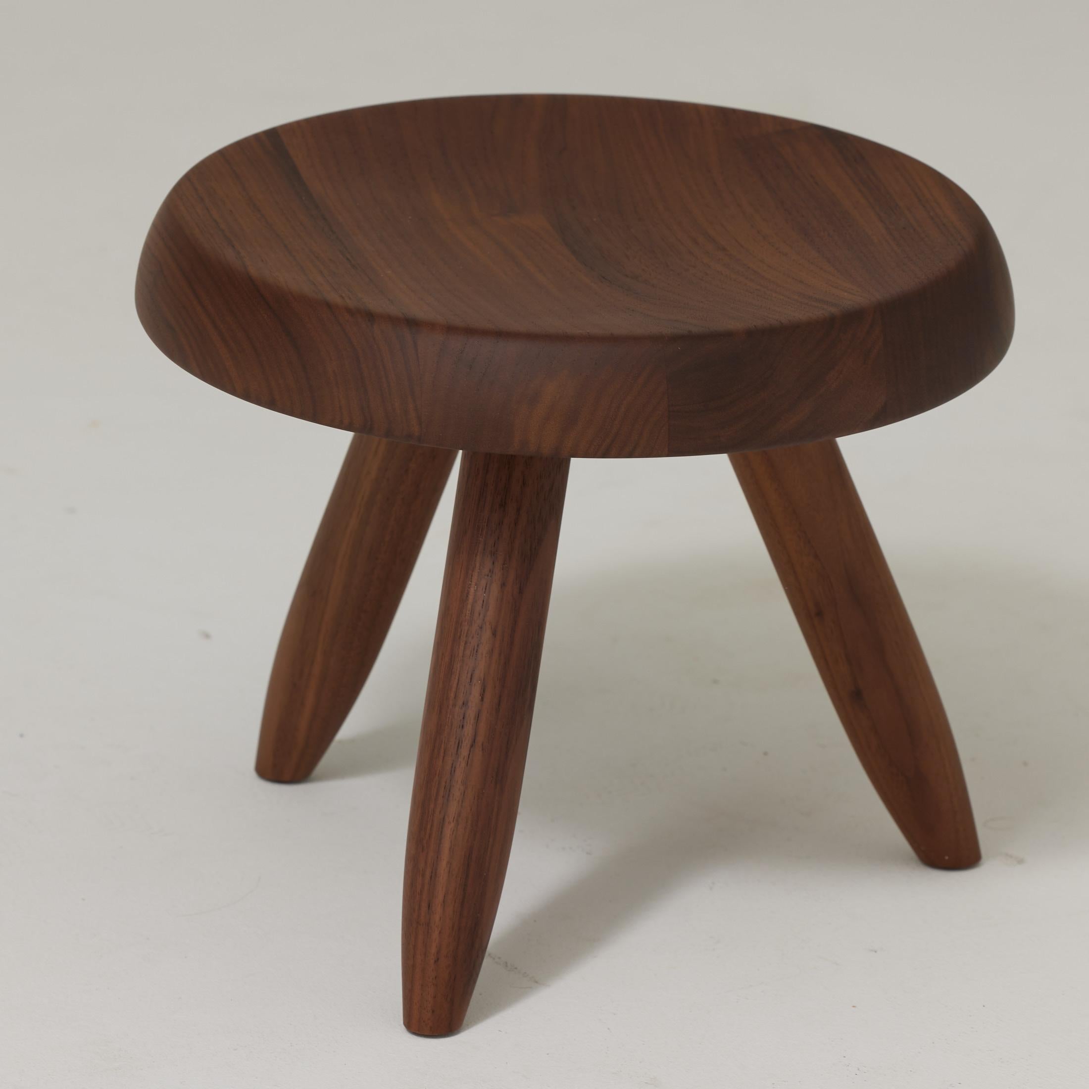 Charlotte Perriand Berger Hocker aus Nussbaumholz für Cassina (Aluminium) im Angebot