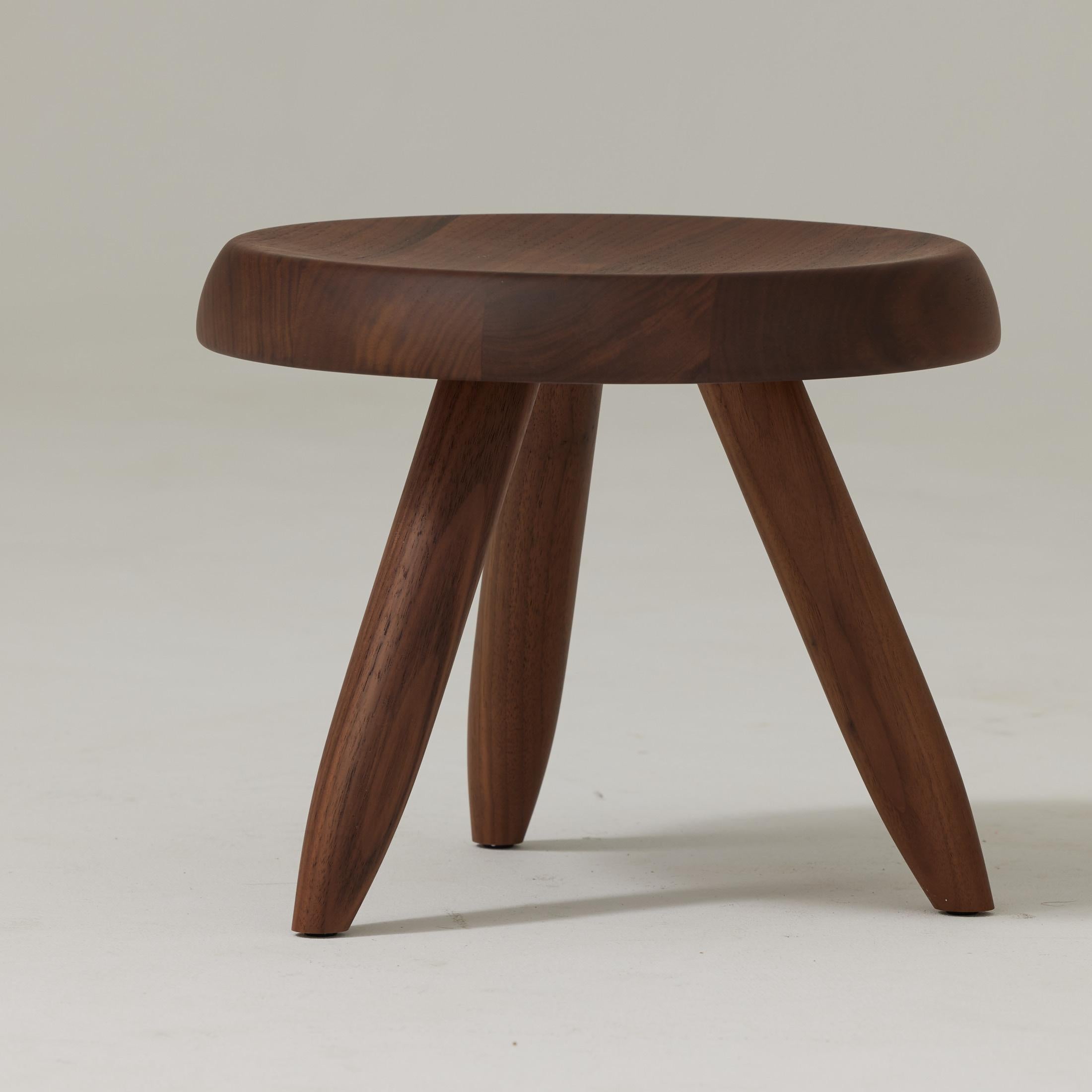 Charlotte Perriand Berger Hocker aus Nussbaumholz für Cassina im Angebot 1