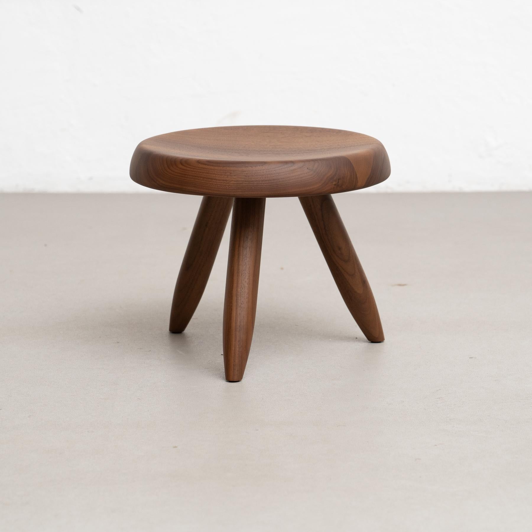 Charlotte Perriand Berger-Holzhocker für Cassina

Hocker Modell Berger, entworfen von Charlotte Perriand in den Jahren 1953-61. 
Neuauflage durch Cassina im Jahr 2011.
Hergestellt von Cassina in Italien.

Die Wiederverwendung einfacher Materialien