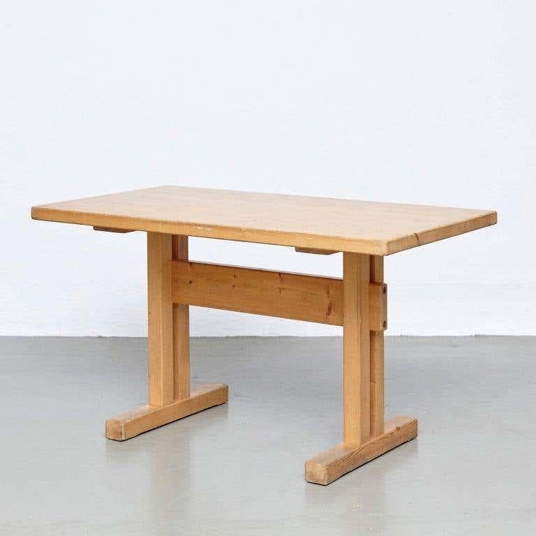 Grande table et deux bancs de Charlotte Perriand pour Les Arcs en vente 9