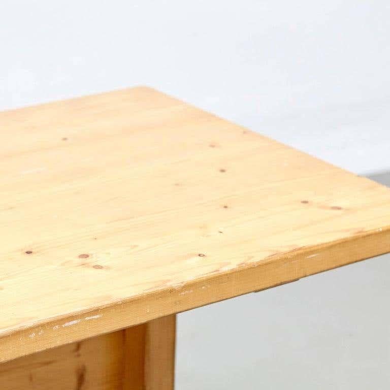Charlotte Perriand Großer Tisch und zwei Bänke für Les Arcs im Angebot 1