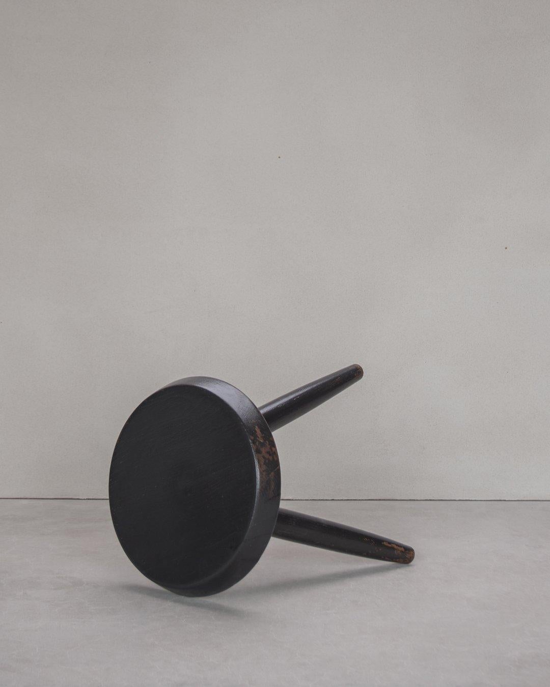 Chêne Charlotte Perriand - Tabouret Berger haut « Milk » ou « Shepherd » noir  en vente