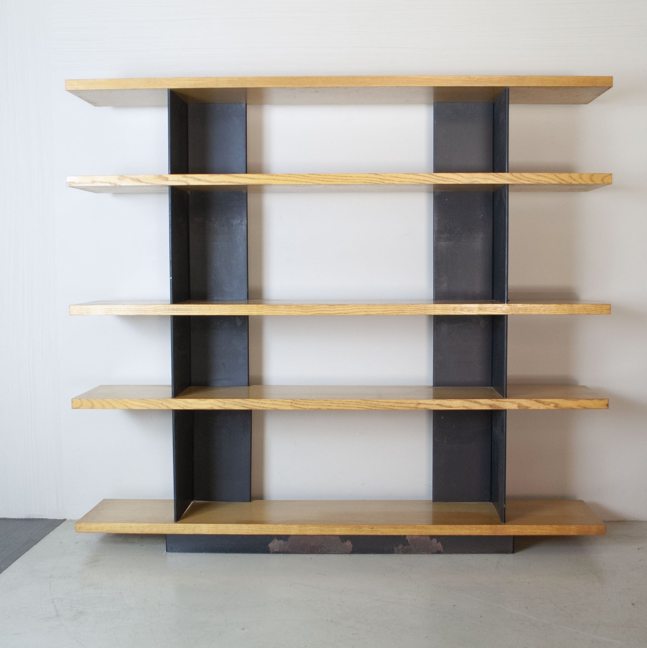 Modernist piece that takes design notes from Charlotte Perriand. With four thick beech shelves and steel black sheet metal brackets.


