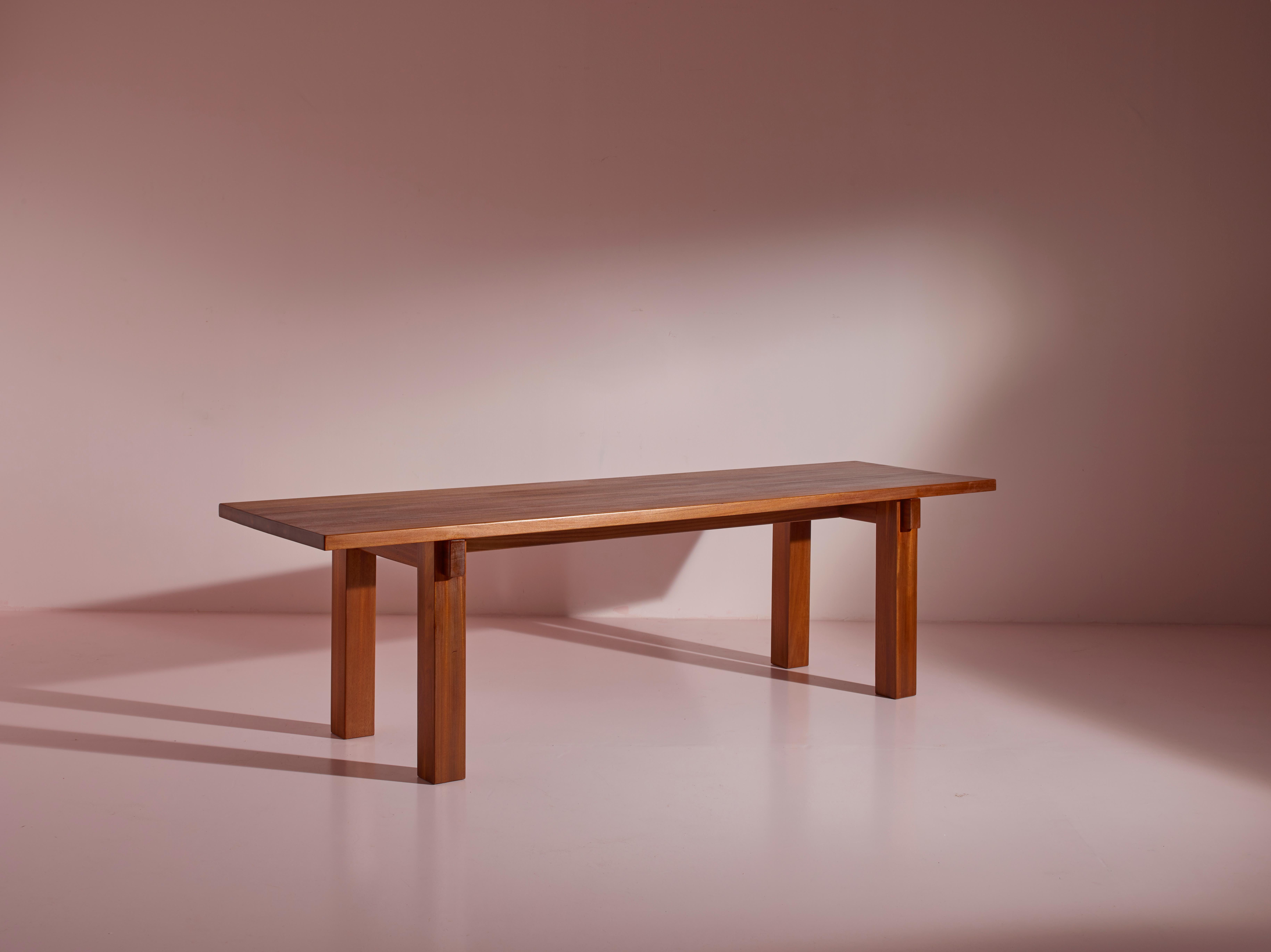 Großer Tisch aus massivem Mahagoni, Modell Brasilien, entworfen von Charlotte Perriand, hergestellt von Sentou, in den 1970er Jahren

Dieser große geometrische Tisch hat eine massive Tischplatte, die von vier Sockeln getragen wird, die durch einen