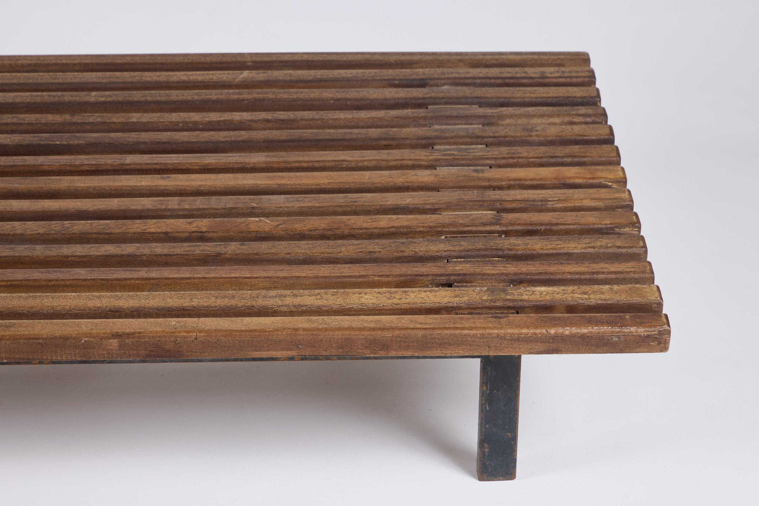  Banc Cansado de Charlotte Perriand de Cité Cansado, Mauritanie, vers 1958. Pin teinté, acier peint. Dimensions : 75 