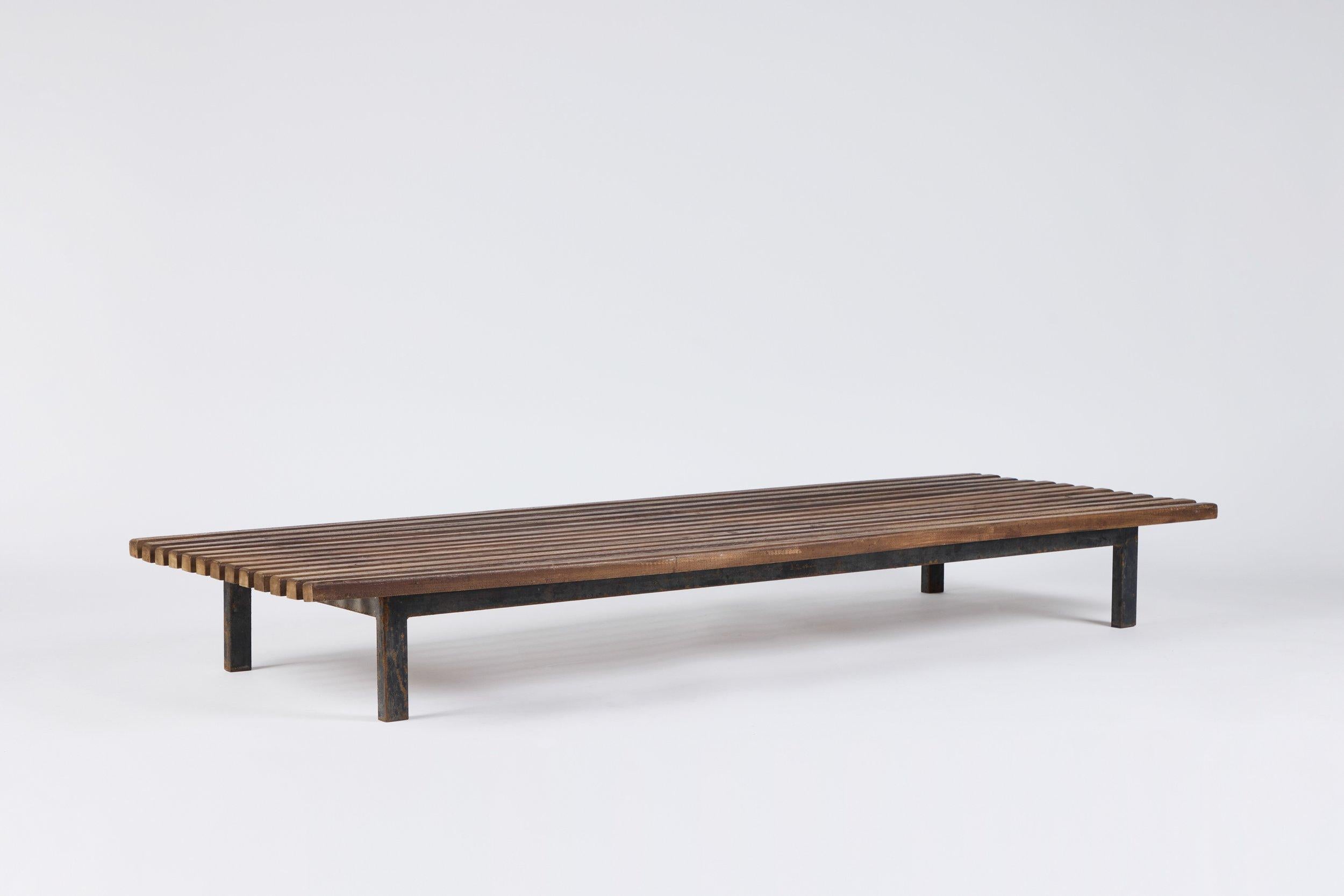 Milieu du XXe siècle Charlotte Perriand Banc Cansado en vente