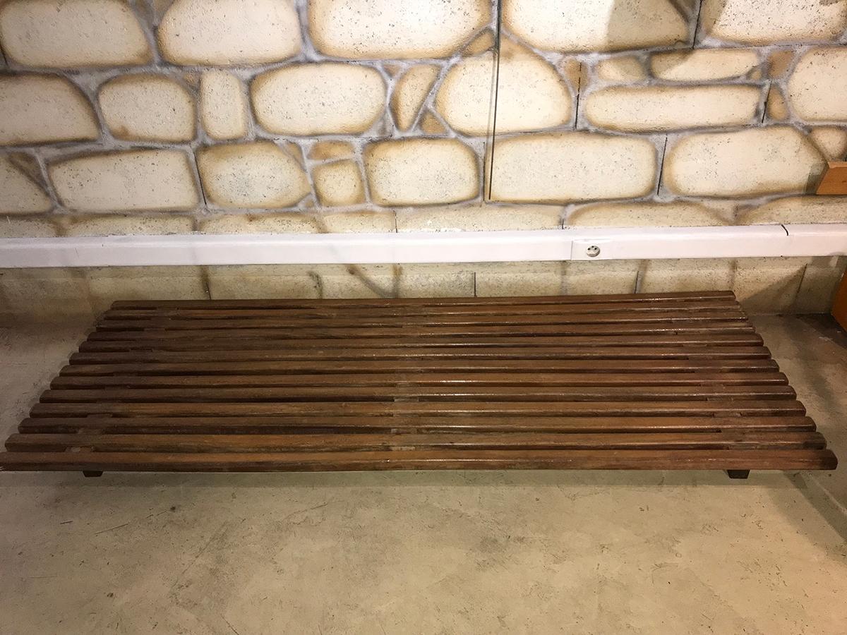 Charlotte Perriand
Cansado bench, circa 1959
It comes from the Mining City of Cansado in Mauritania.
It is composed of 13 teak slats on 4 feet of painted metal.
Dimension: 190 l x 13 H x 70 P cm
It is composed of 13 mahogany slats on four
