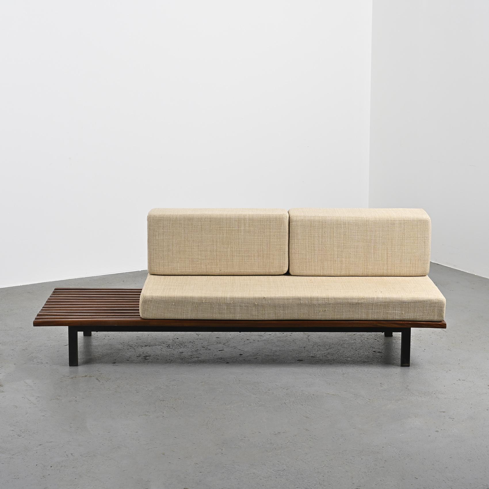 Par Charlotte Perriand, un banc à treize lattes d'acajou reposant sur des pieds en métal laqué noir. Il peut également être superbe en tant que table basse dans un salon.

Le matelas et les coussins ont été rénovés.

Cansado est une ville minière de