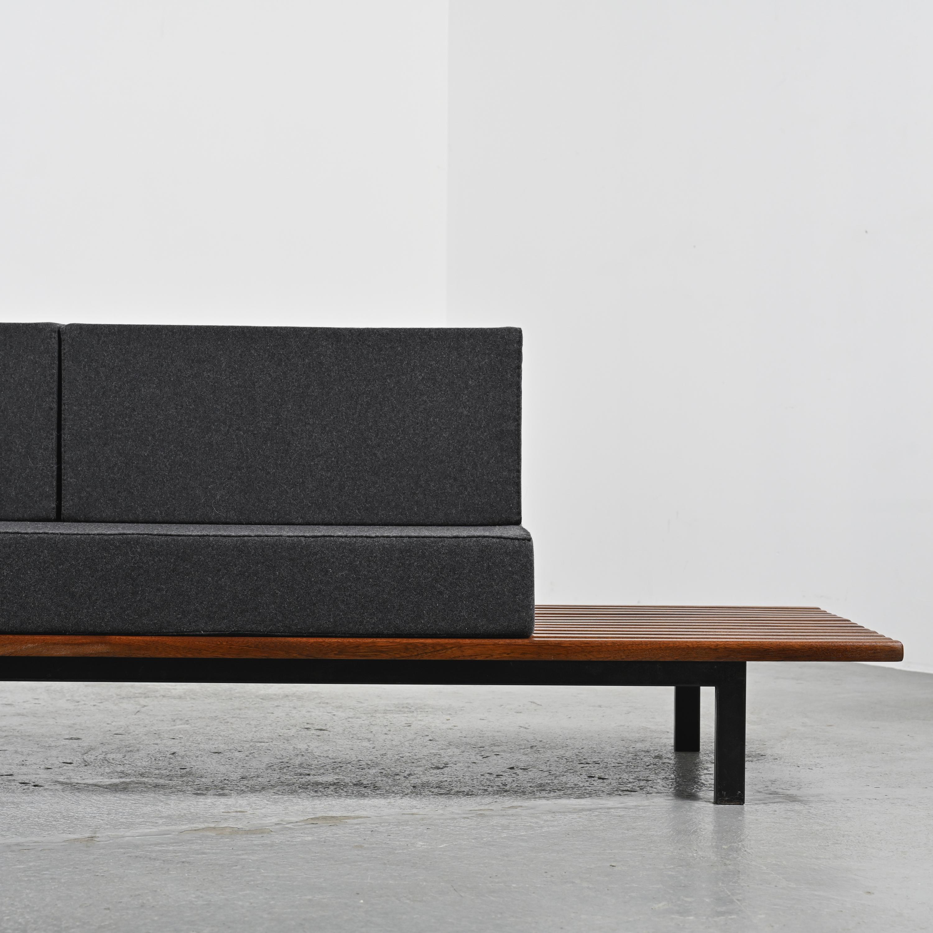 Milieu du XXe siècle Charlotte Perriand Banc Cansado avec tiroir Steph Simon