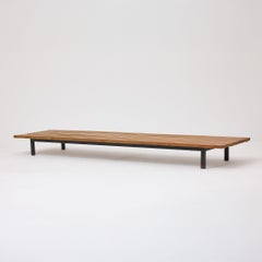 Banco Cansado de Charlotte Perriand, madera y metal, estilo moderno de mediados de siglo