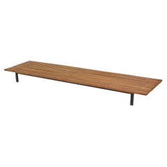 Banco Cansado de Charlotte Perriand, madera y metal, estilo moderno de mediados de siglo
