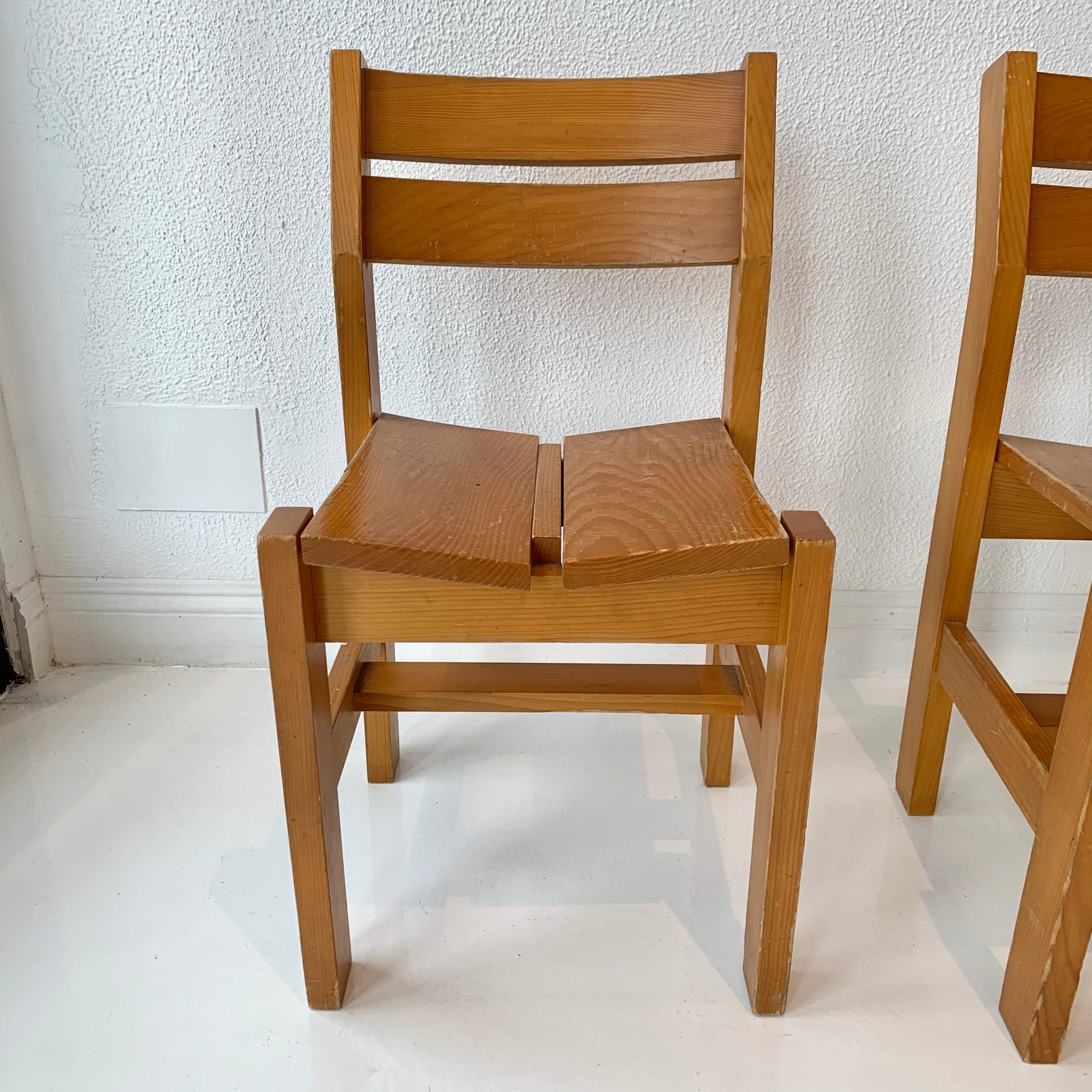 Stühle von Charlotte Perriand aus „La Cascade“ in Les Arcs, 1600 (Kiefernholz) im Angebot
