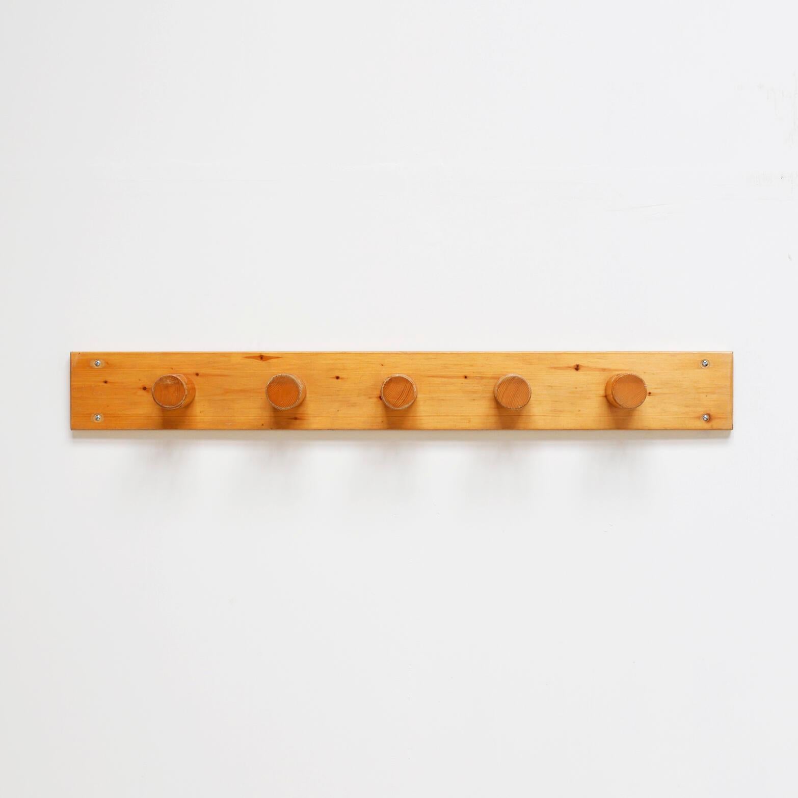 A coat rack with five hooks designed by Charlotte Perriand for Les Arcs ski resort in France. Made in 1970s. Pine solid wood. 
It's in excellent vintage condition with minor wear consistent with age and use.