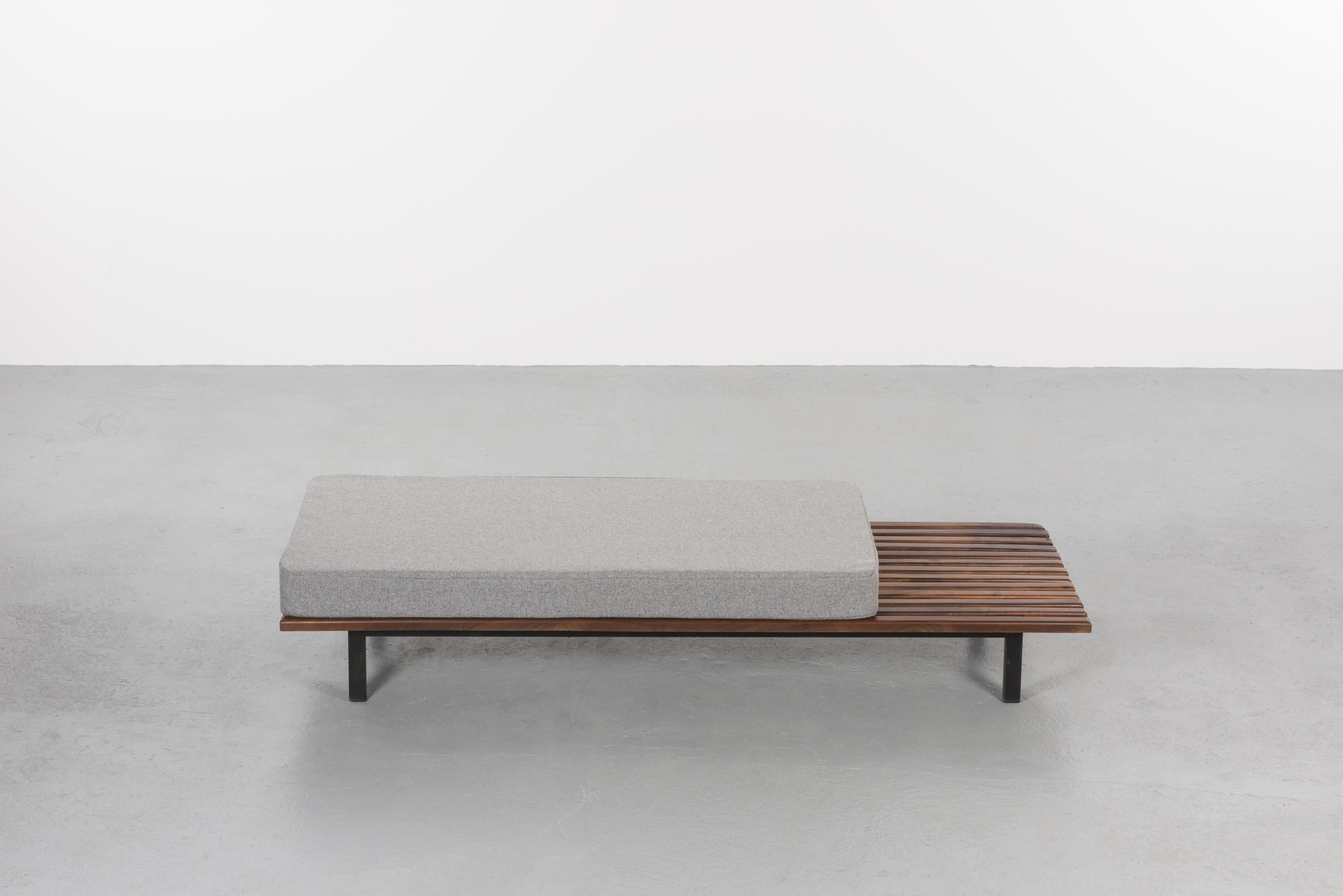 Daybed by Charlotte Perriand from Cansado Mining.
Originally for flat for Miferma's engineer.
This daybed or large coffee table is in mahogany wood and base in black lacquered metal.
Color and material of the Mattress can be choose