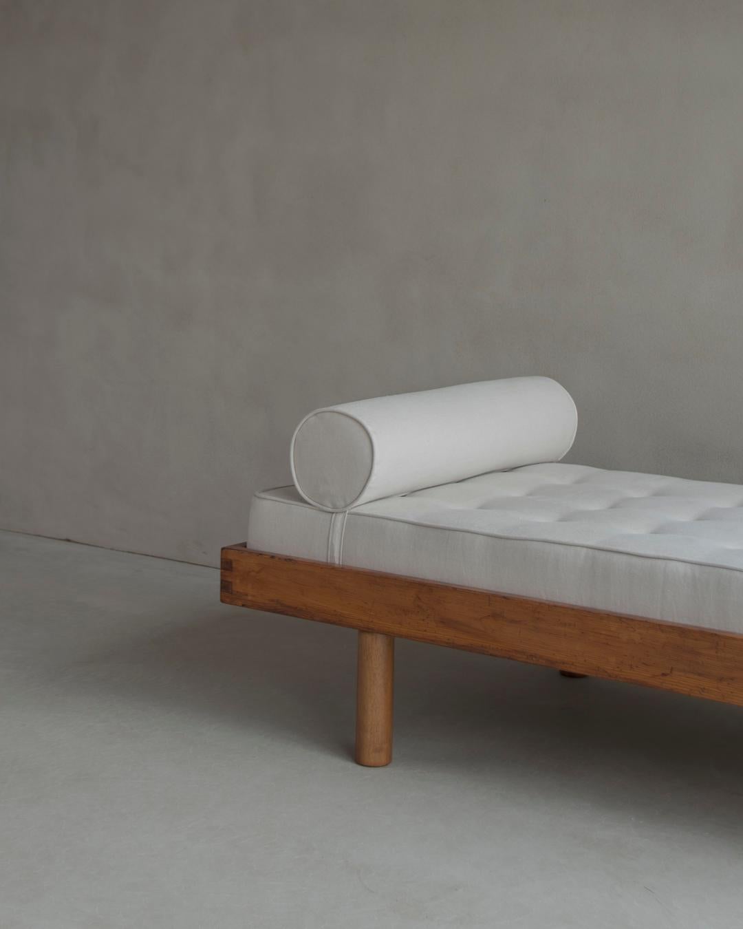Charlotte Perriand, Daybed for Les Arc, Pine, 1970s In Good Condition In Hasselt, VLI