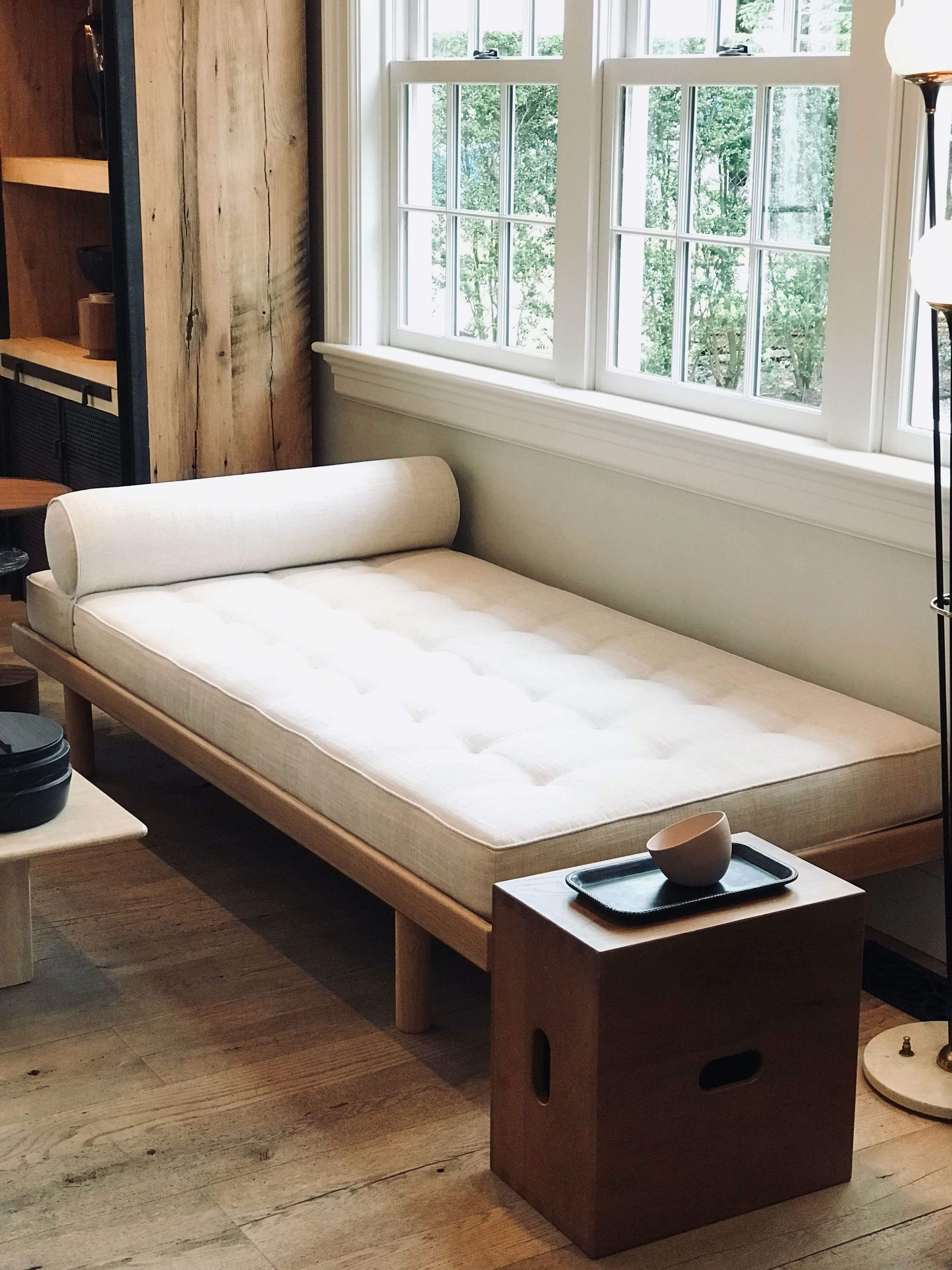 Questo elegante letto da giorno Charlotte Perriand di Cassina è un'aggiunta straordinaria a qualsiasi spazio abitativo. Realizzata in quercia naturale, la sua struttura elegante e il suo design minimalista offrono un look senza tempo che si integra