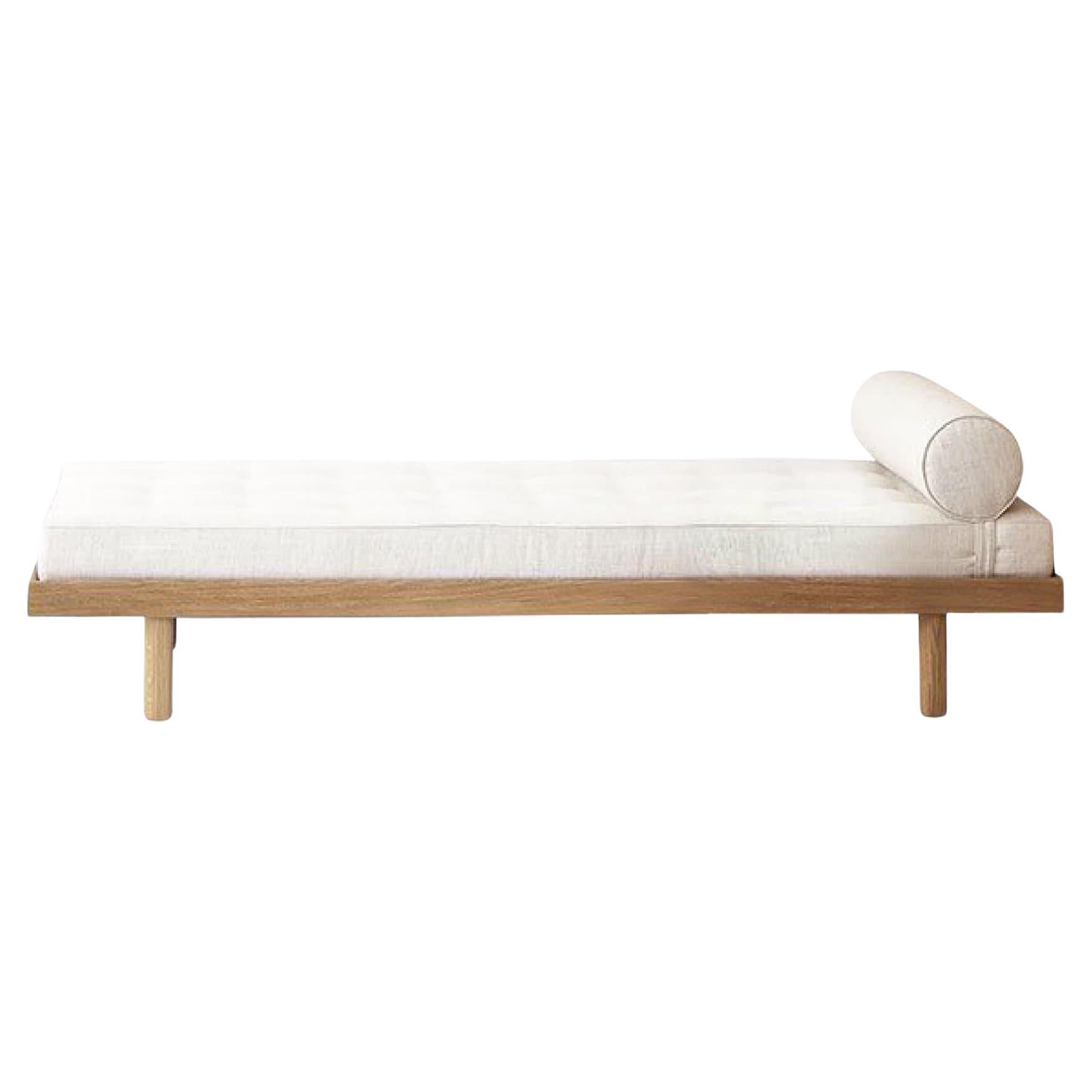 Cama de día Charlotte Perriand con estructura de roble natural by Cassina