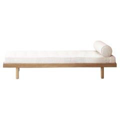 Méridienne Charlotte Perriand avec cadre en chêne naturel par Cassina