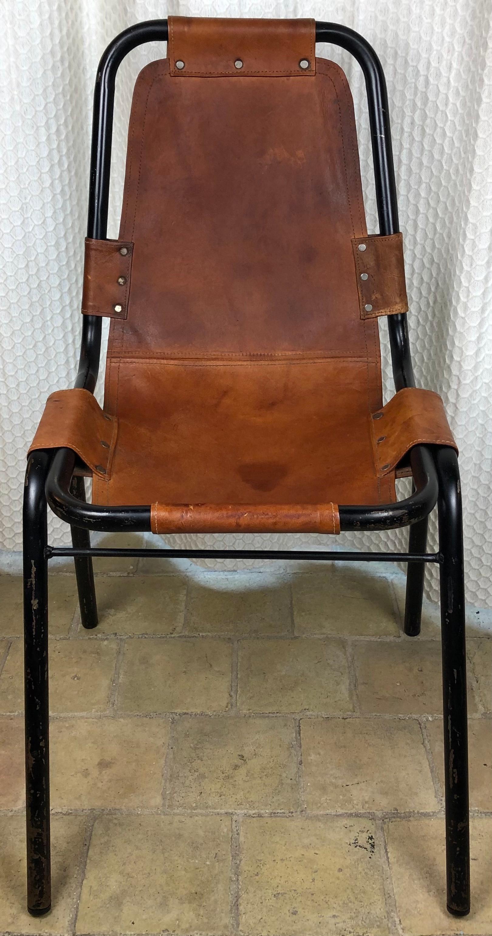 Mid-Century Modern Charlotte Perriand ensemble de 13 chaises de salle à manger pour la station de ski Les Arcs, France