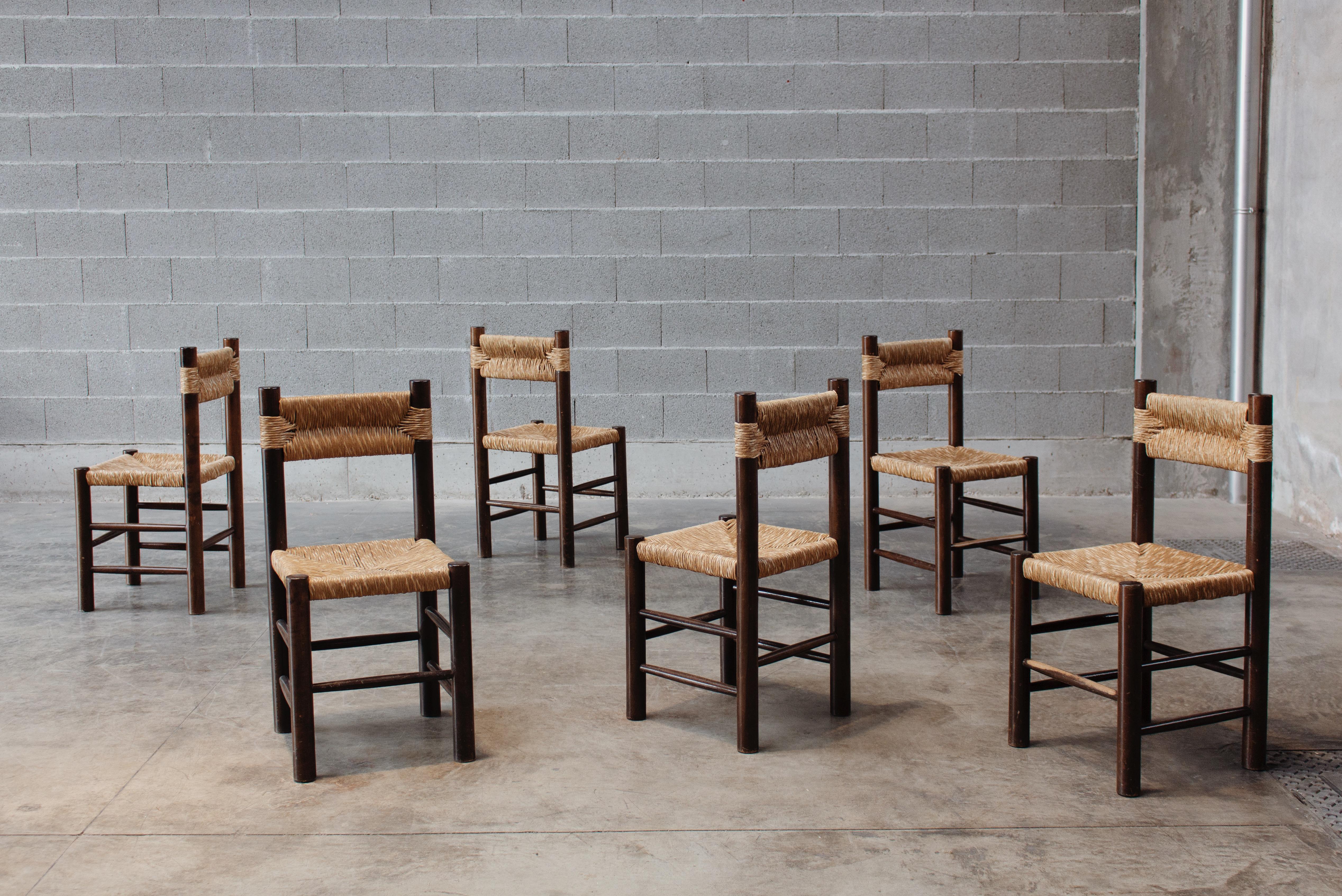 Chaises de salle à manger Charlotte Perriand pour Robert Sentou, paille et bois, France, 1964, ensemble de six.

Les chaises ont un design simple et intemporel. Le dossier et l'assise fantaisie en paille combinés à la structure en bois de pin