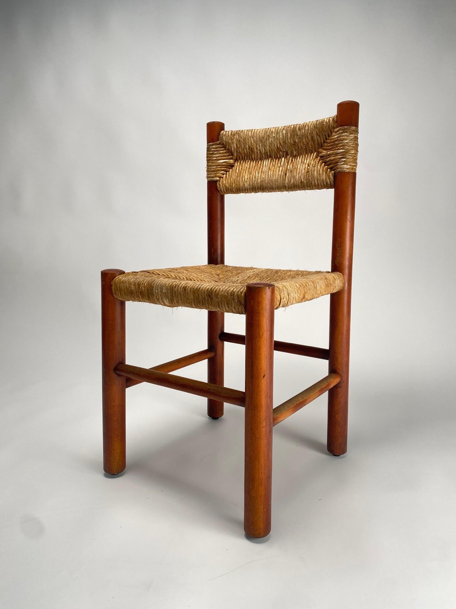 Sedie da pranzo Charlotte Perriand (Attr.), Francia 1960, Set di 12

Straordinario set di 12 sedie in legno e paglia disegnate dalla famosa architetto e designer francese Charlotte Perriand. Si tratta di sedie comode e molto raffinate, in grado di