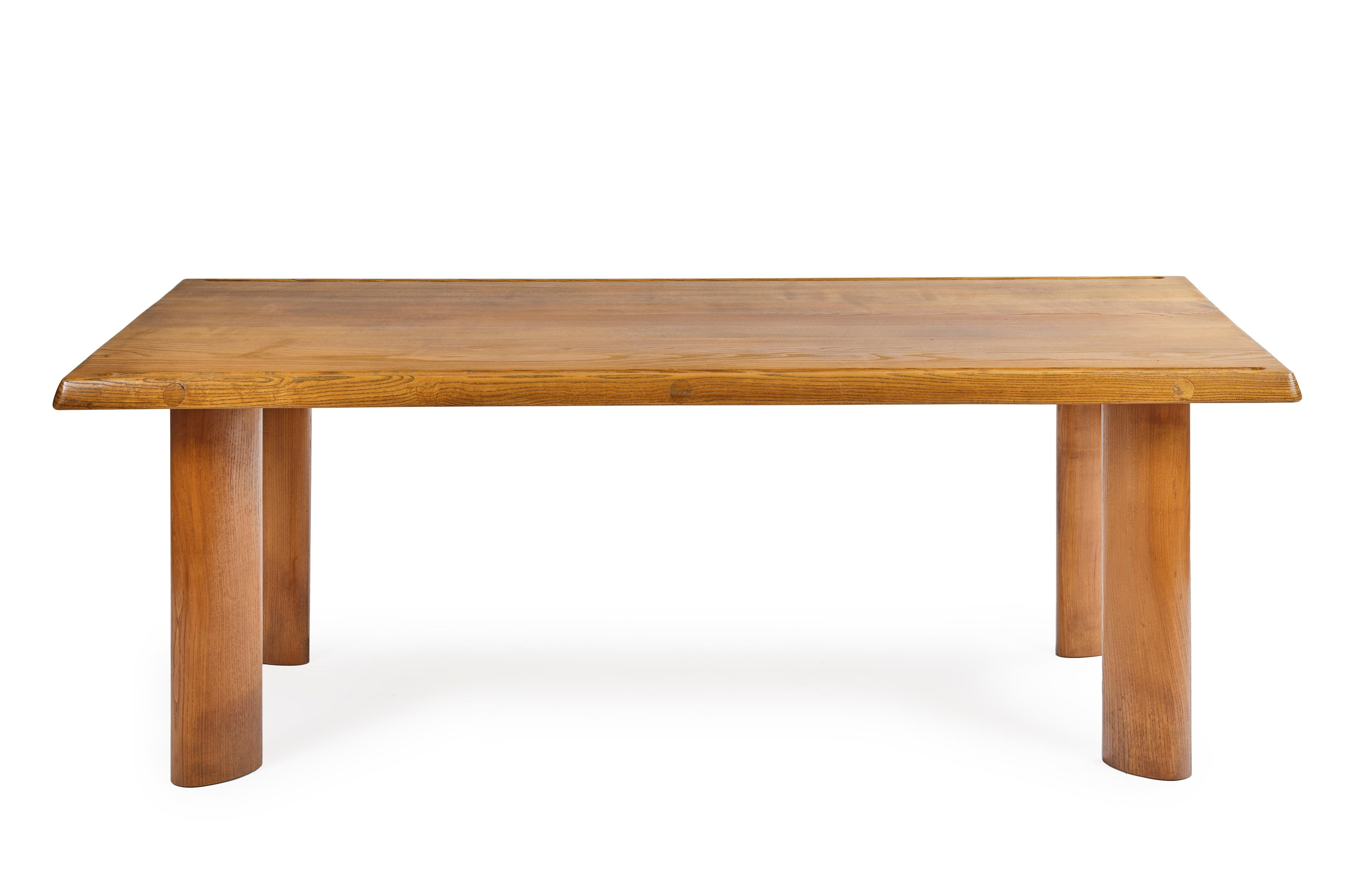 Charlotte PERRIAND (1903 - 1999)

Gerillter Tisch, Modell um 1954 entworfen, Stück um 1960 in der Steph Simon Gallery erworben

Esszimmertisch aus Esche. Dicke Platte mit leicht abgeschrägter Kante und mit Zungen montiert. Die Montage erfolgt durch