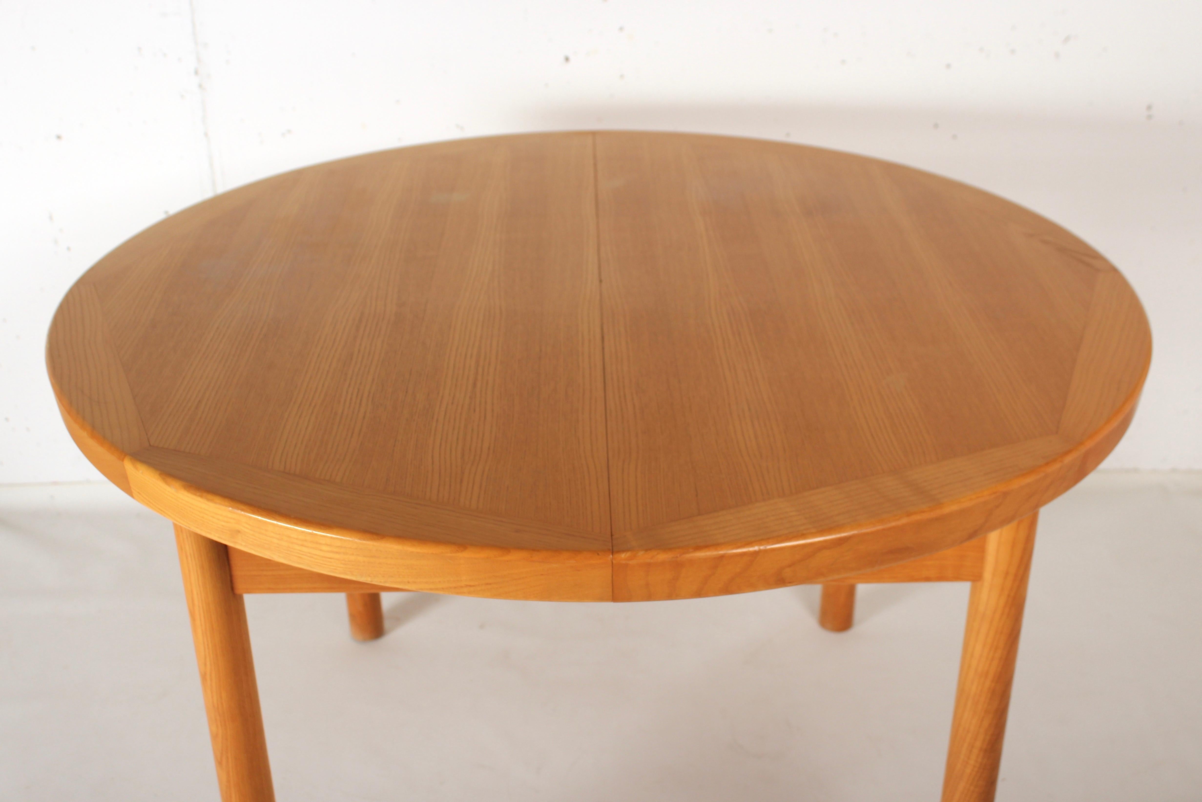 Roger Sentou extensible pine round table for Sentou, 1960.