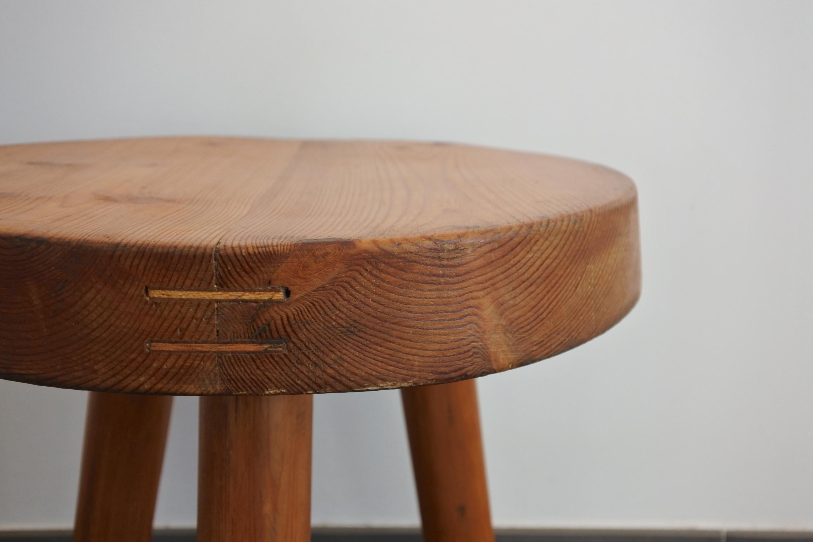 Early Tripod stool by Charlotte Perriand.
Edited in France by Georges Blanchon in the late 1940s-early 1950s.
Hand carved solid pine wood with an outstanding grain.
Great patina.