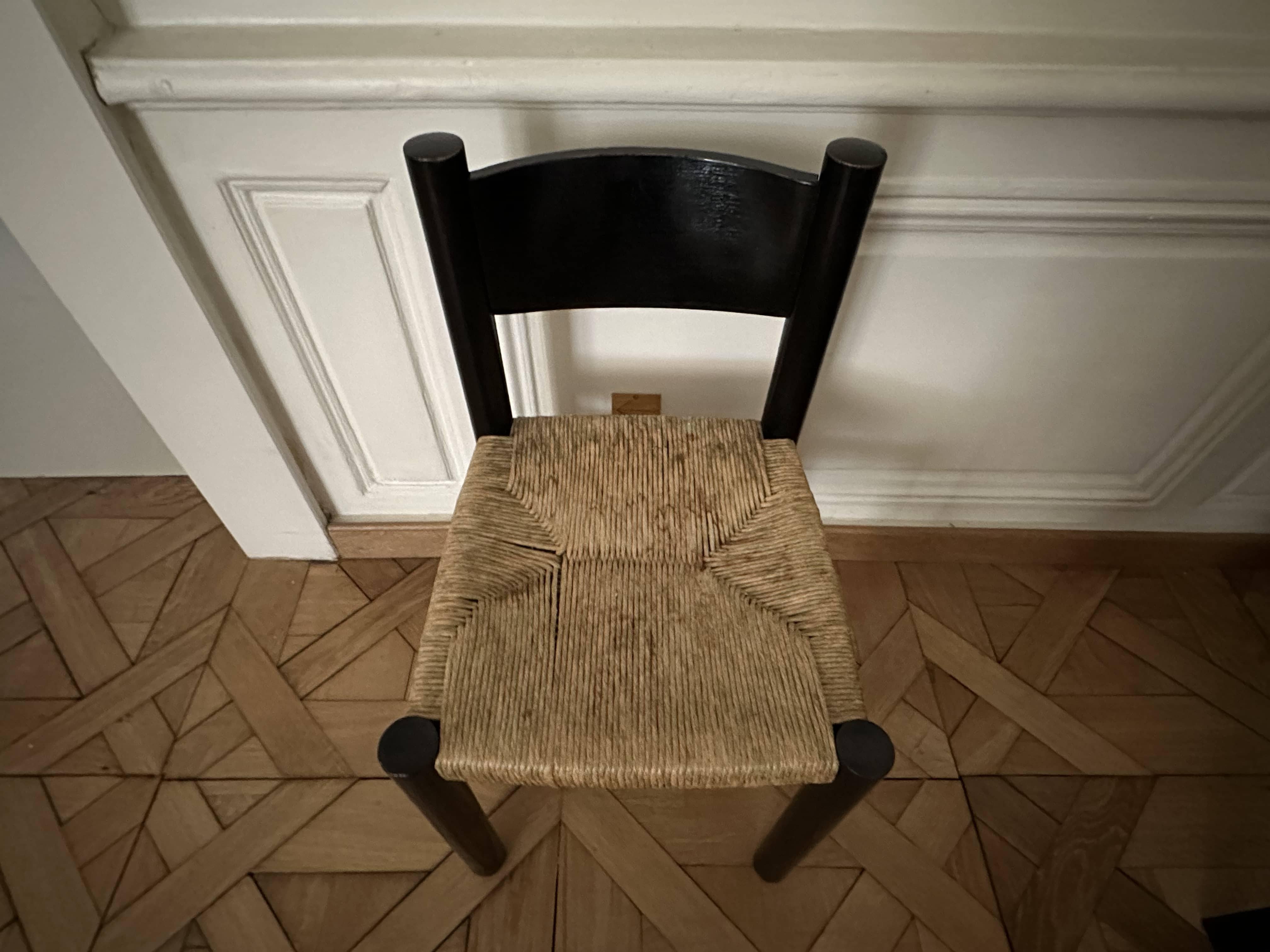 Straw Charlotte Perriand ensemble of 6 black chairs For Sale