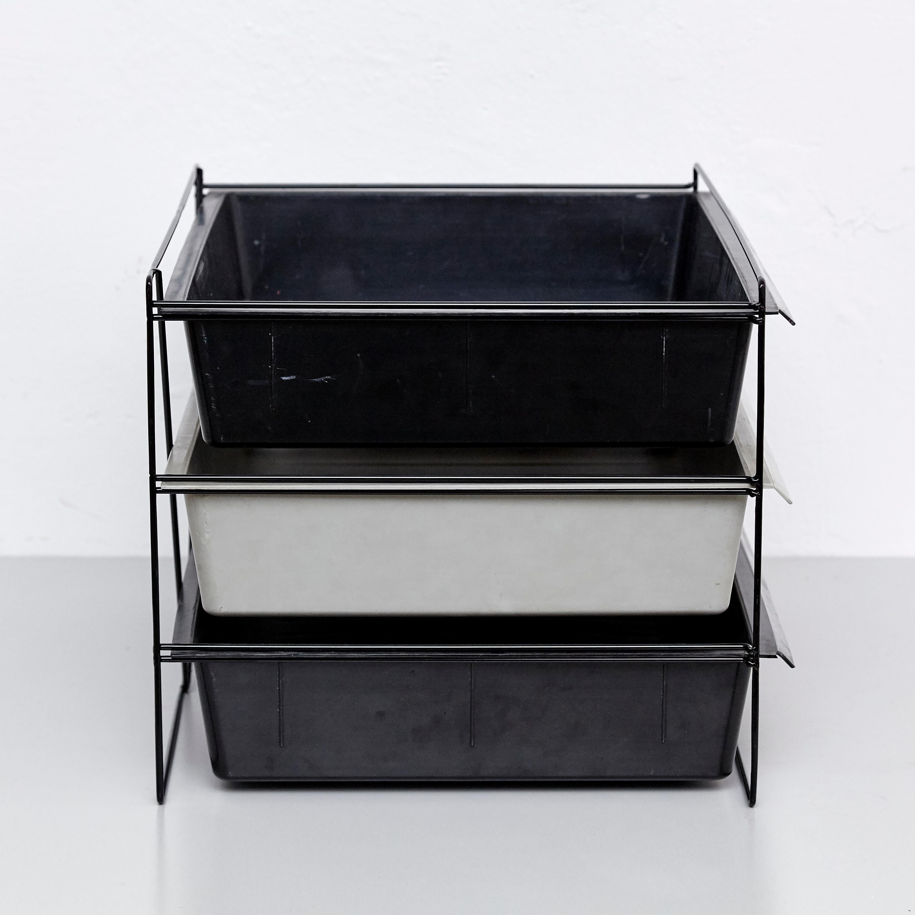 Charlotte Perriand Mid Century Modern Plastic And Metal File Rack, circa 1955 In Good Condition In Barcelona, Barcelona