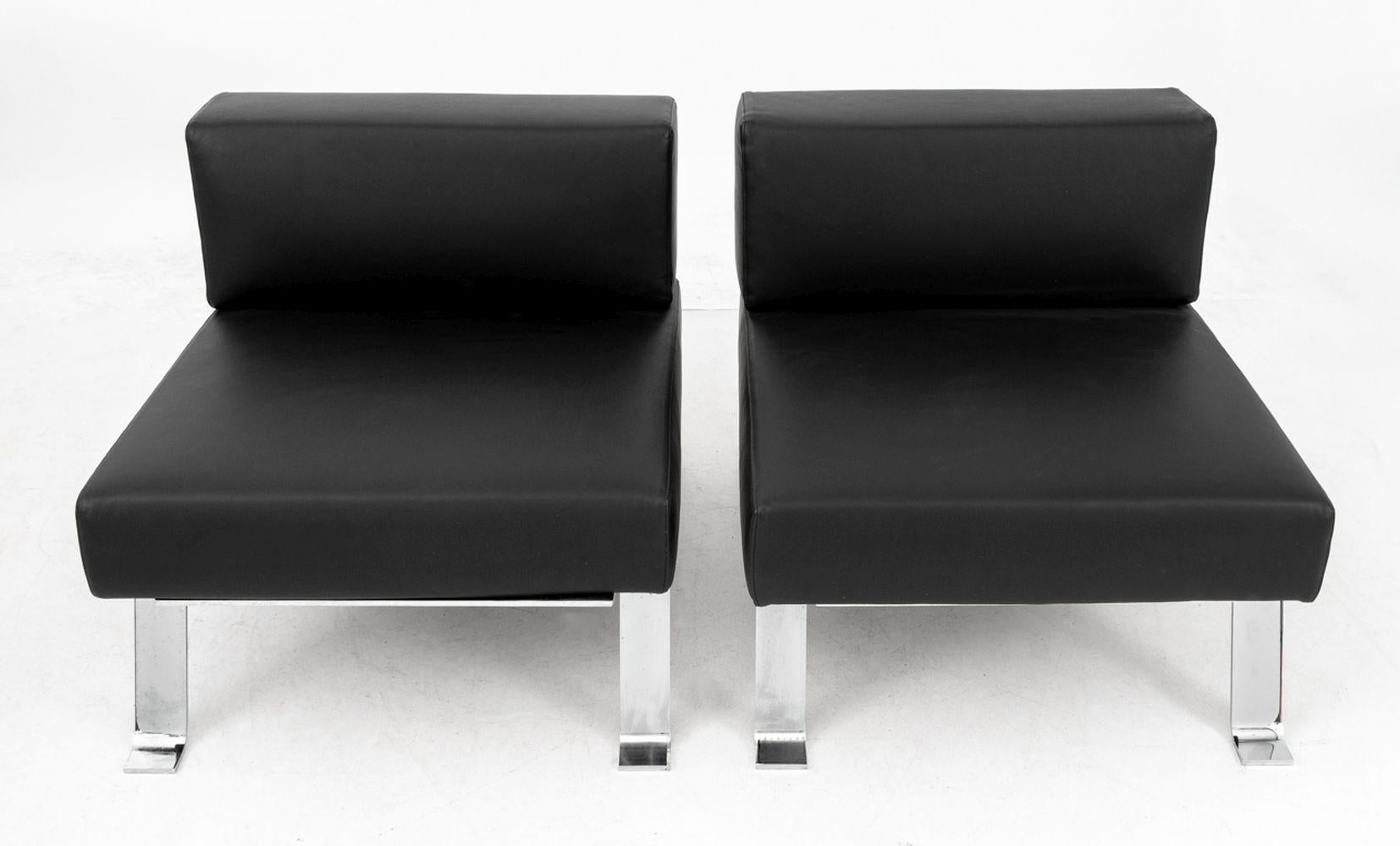 Paar Charlotte Perriand für Cassina Ombra 512 Lounge Chairs, schwarzes Leder auf verchromten Gestellen, auf der Unterseite gestempelt 