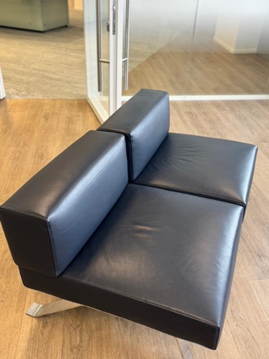 Marque : Cassina
Designer : Charlotte Perriand
Couleur : cuir bleu nuit, acier
Dimensions
Largeur : 70 cm
Hauteur : 65cm
Profondeur : 82cm
Hauteur du siège : 41cm

6875 € par paire
4  disponible