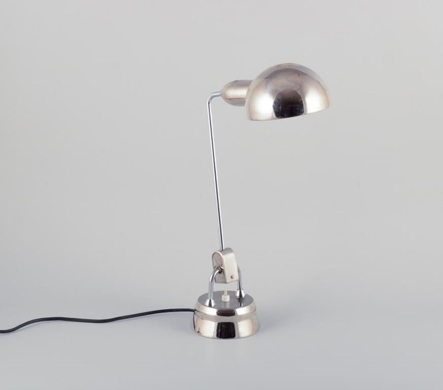 Mid-Century Modern Charlotte Perriand pour Jumo, France. Lampe de bureau en métal chromé. en vente