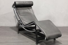 Charlotte Perriand pour Lecorbusier Chaise Longue LC4 de Cassina en cuir noir