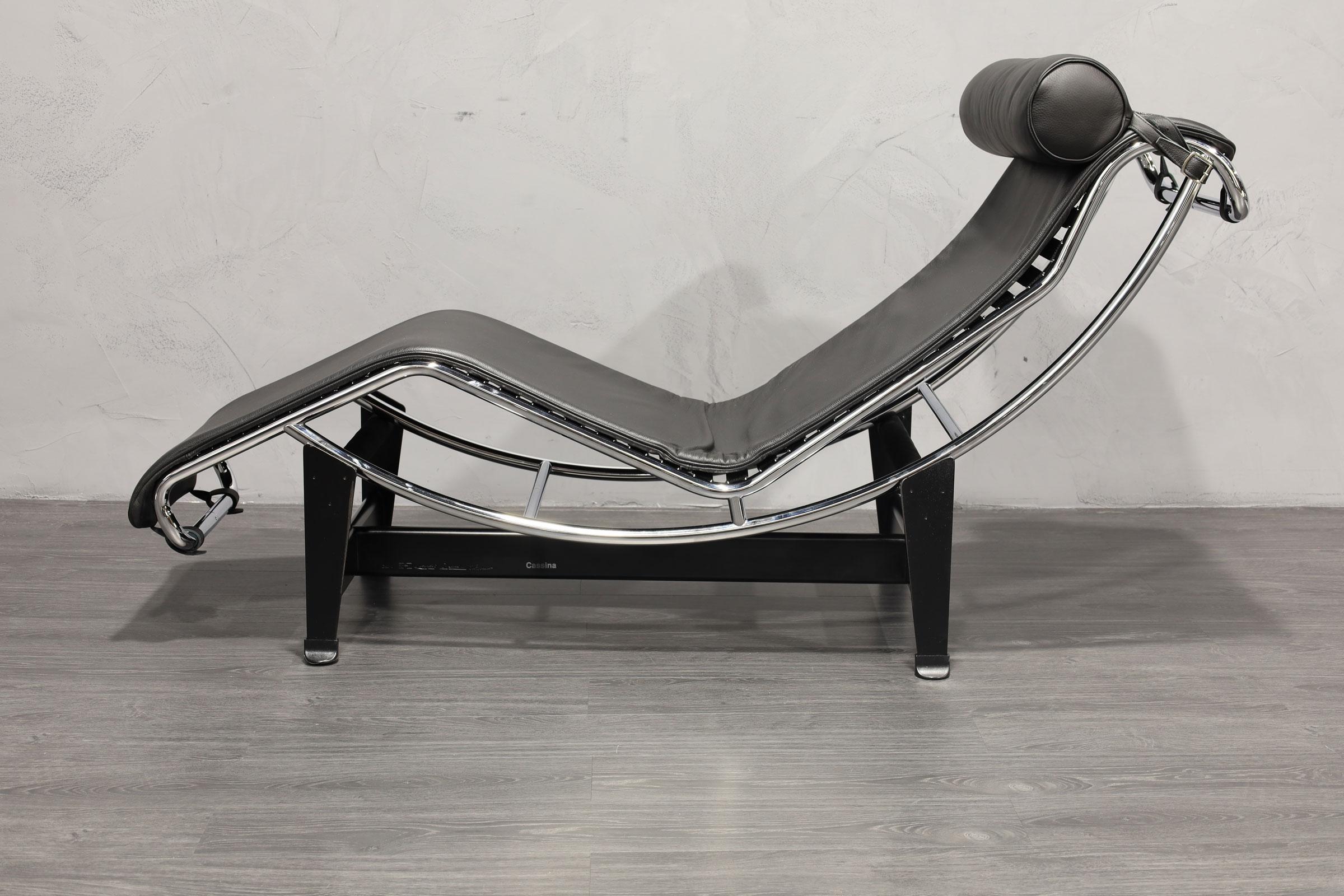 Charlotte Perriand für Lecorbusier LC4 Chaise Lounge von Cassina aus schwarzem Leder (Moderne der Mitte des Jahrhunderts) im Angebot