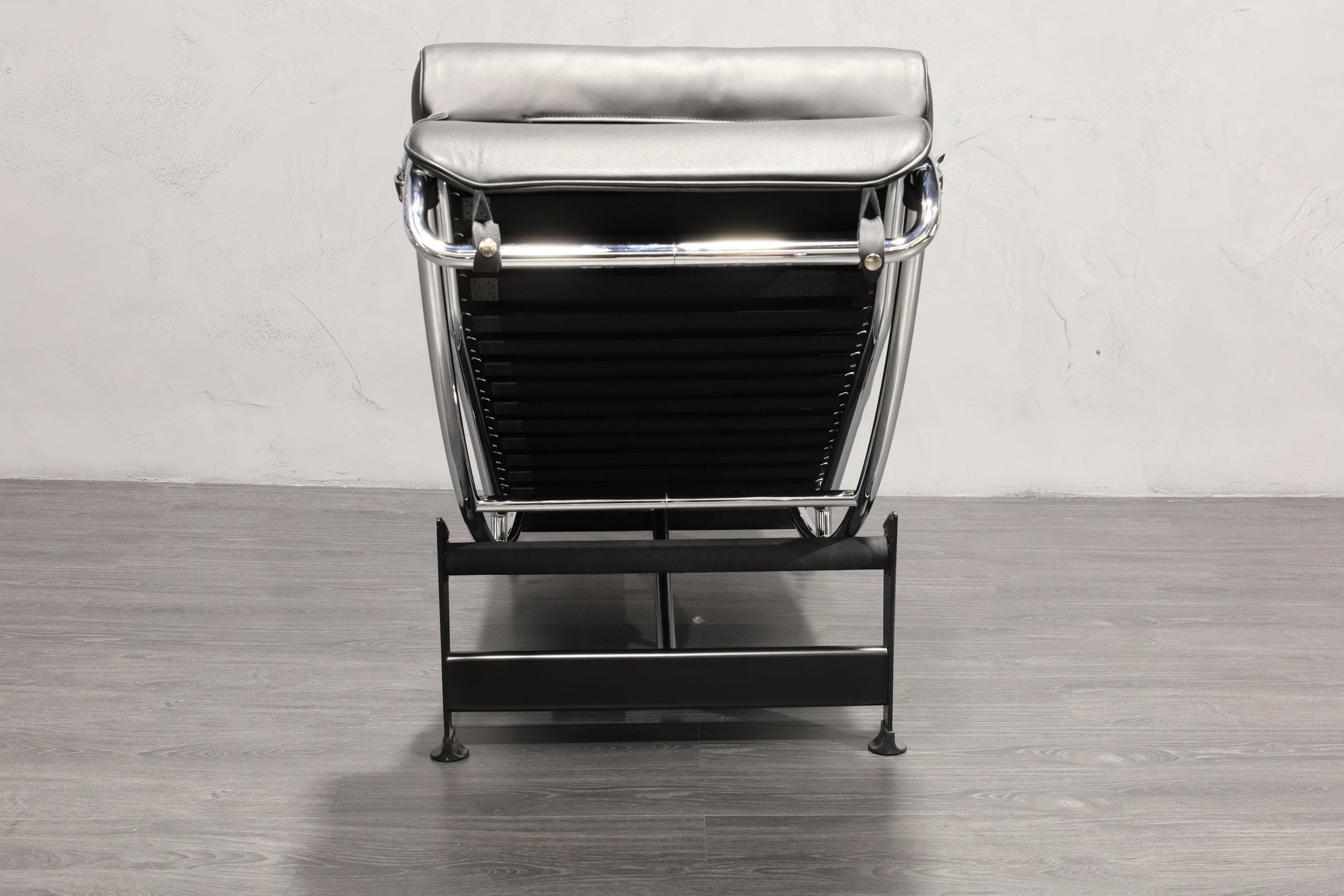 Charlotte Perriand für Lecorbusier LC4 Chaise Lounge von Cassina aus schwarzem Leder (Stahl) im Angebot