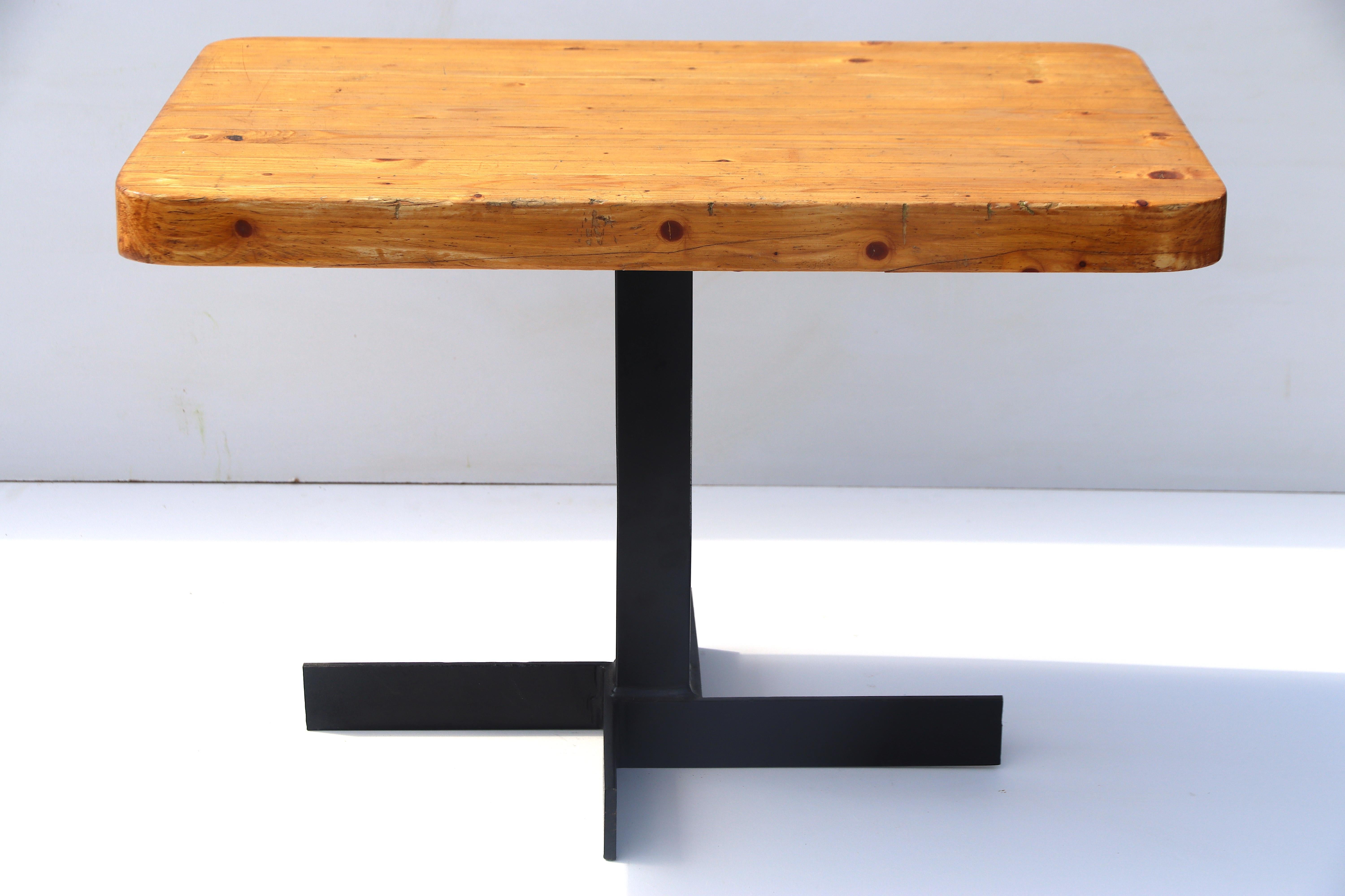 Nice rectangular coffee or side table with metal base and beautifully colored pine top. The condition is a little 'raw', but not too much - it gives the table a somewhat brutalist and modernist architectural feel, which in our opinion adds charm of