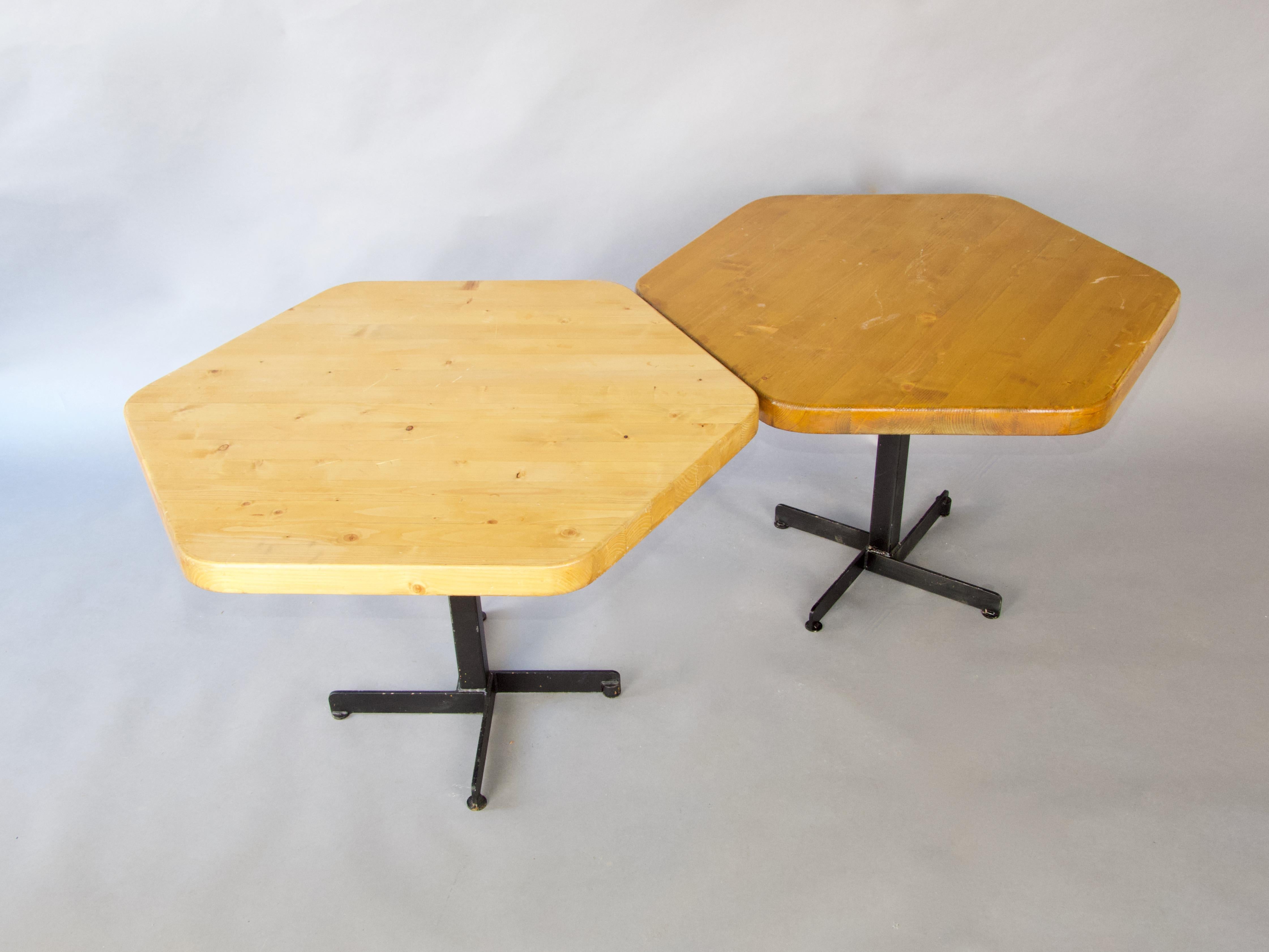 Charlotte Perriand pour les Arcs table à manger en pin avec pied en métal