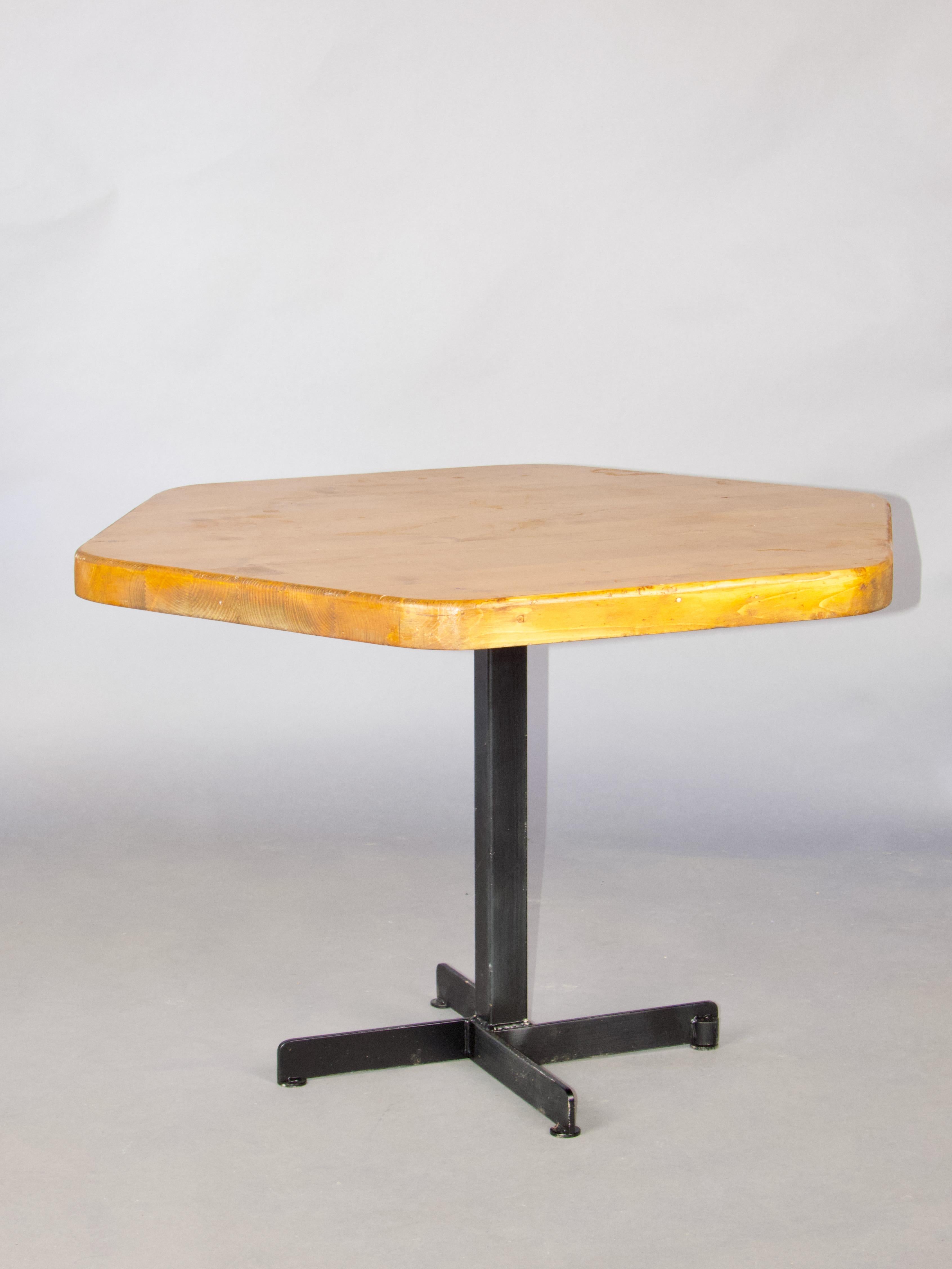 Français Table de salle à manger Charlotte Perriand pour les Arcs en vente