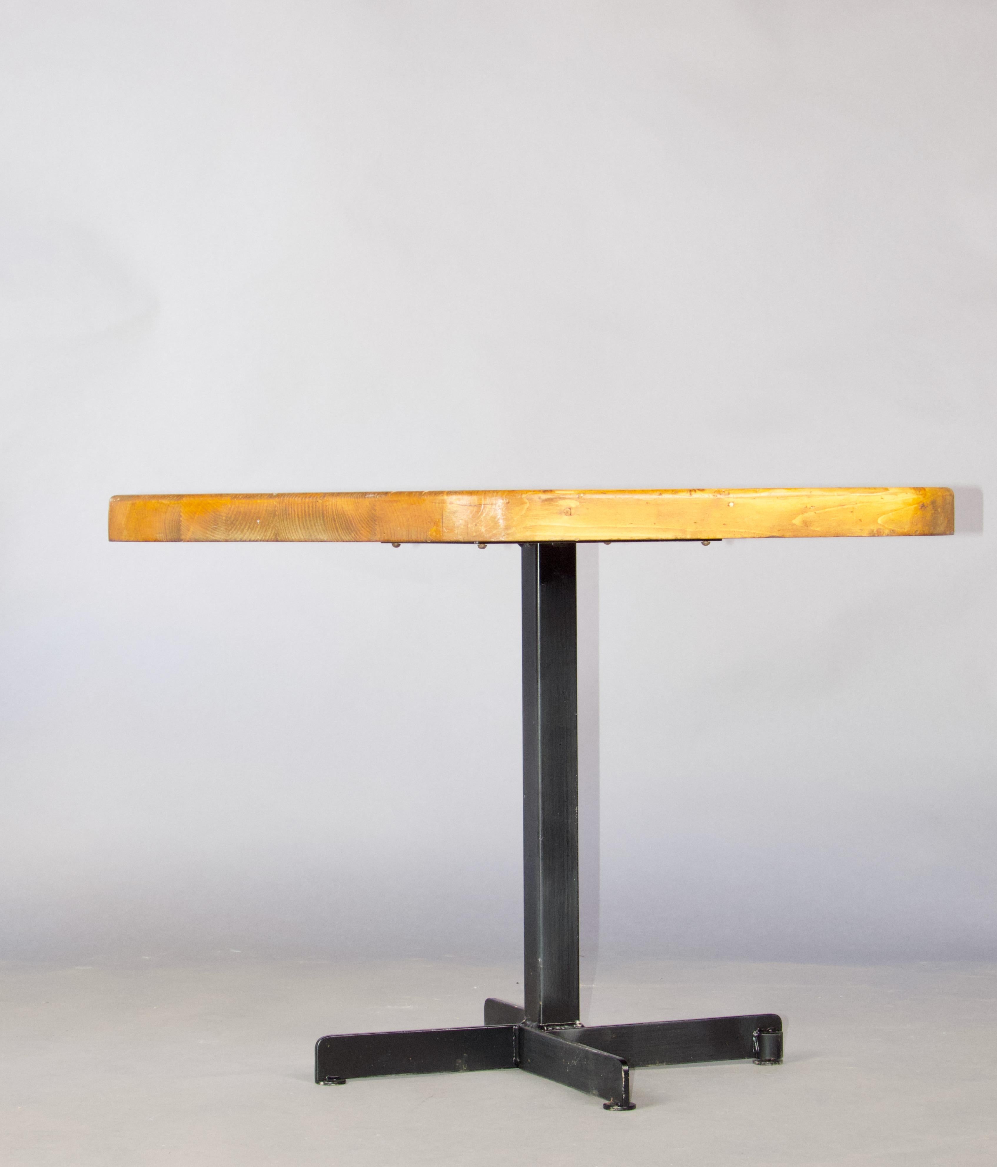 Milieu du XXe siècle Table de salle à manger Charlotte Perriand pour les Arcs en vente