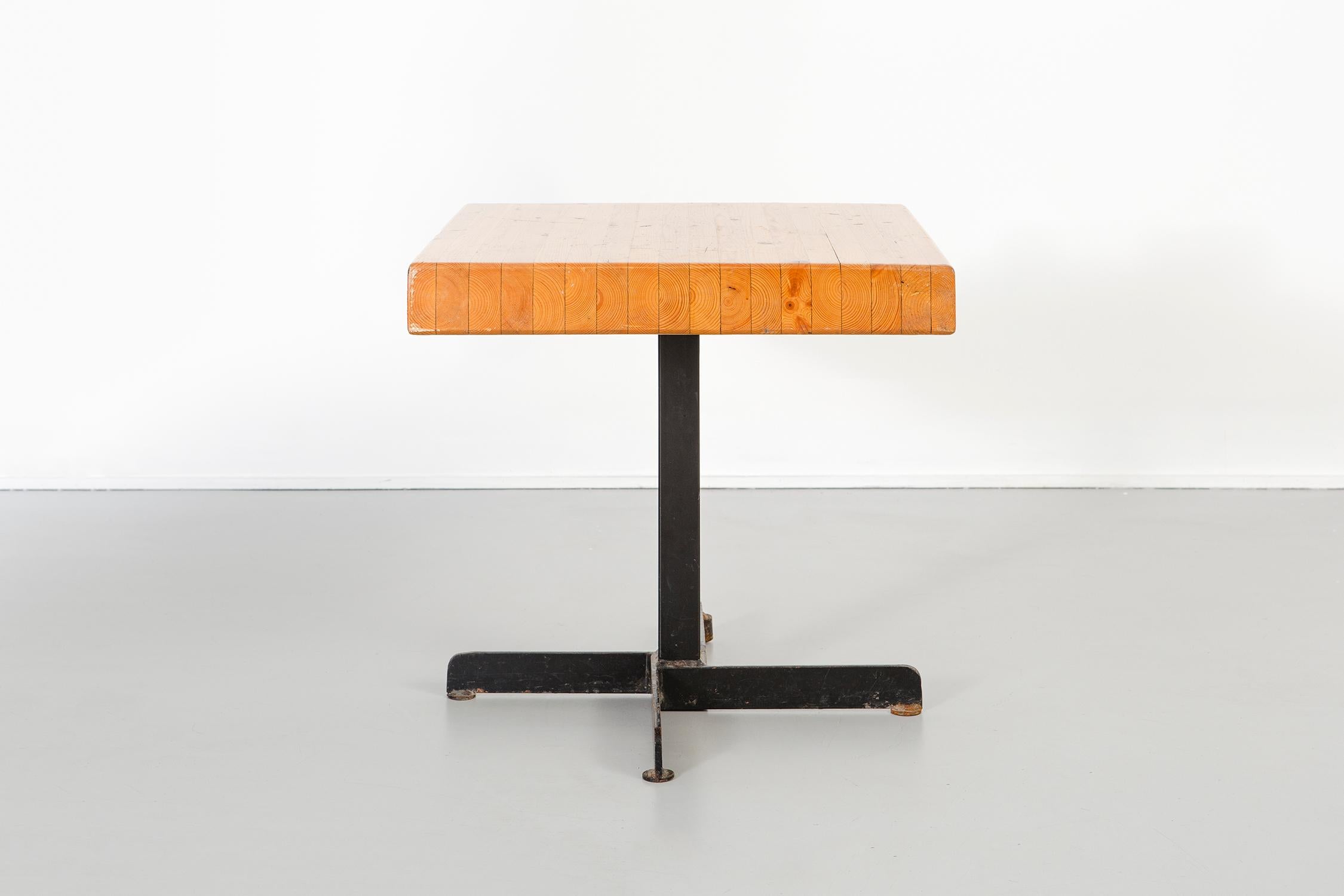 Square table

Designed by Charlotte Perriand for Les Arcs 2000

France, circa 1968

Enameled steel and pine

Measures: 29 ?” H x 23 ½” W x 22 ¾” D

Table height can be adjusted; this particular form was utilized in many Les Arcs residences