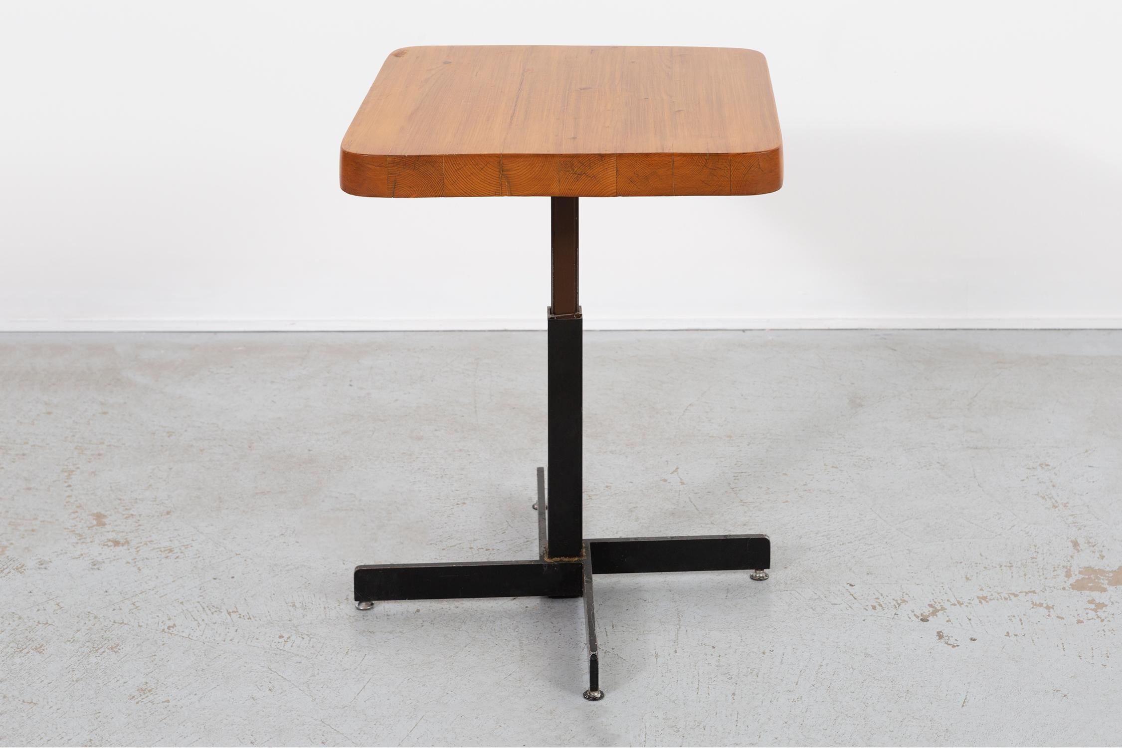 Square table

Designed by Charlotte Perriand for Les Arcs 2000

France, circa 1968

Enameled steel and pine

Measures: 29 ?” H x 23 ½” W x 22 ¾” D

This particular form was utilized in many Les Arcs residences 

Pictured with the pentagonal table