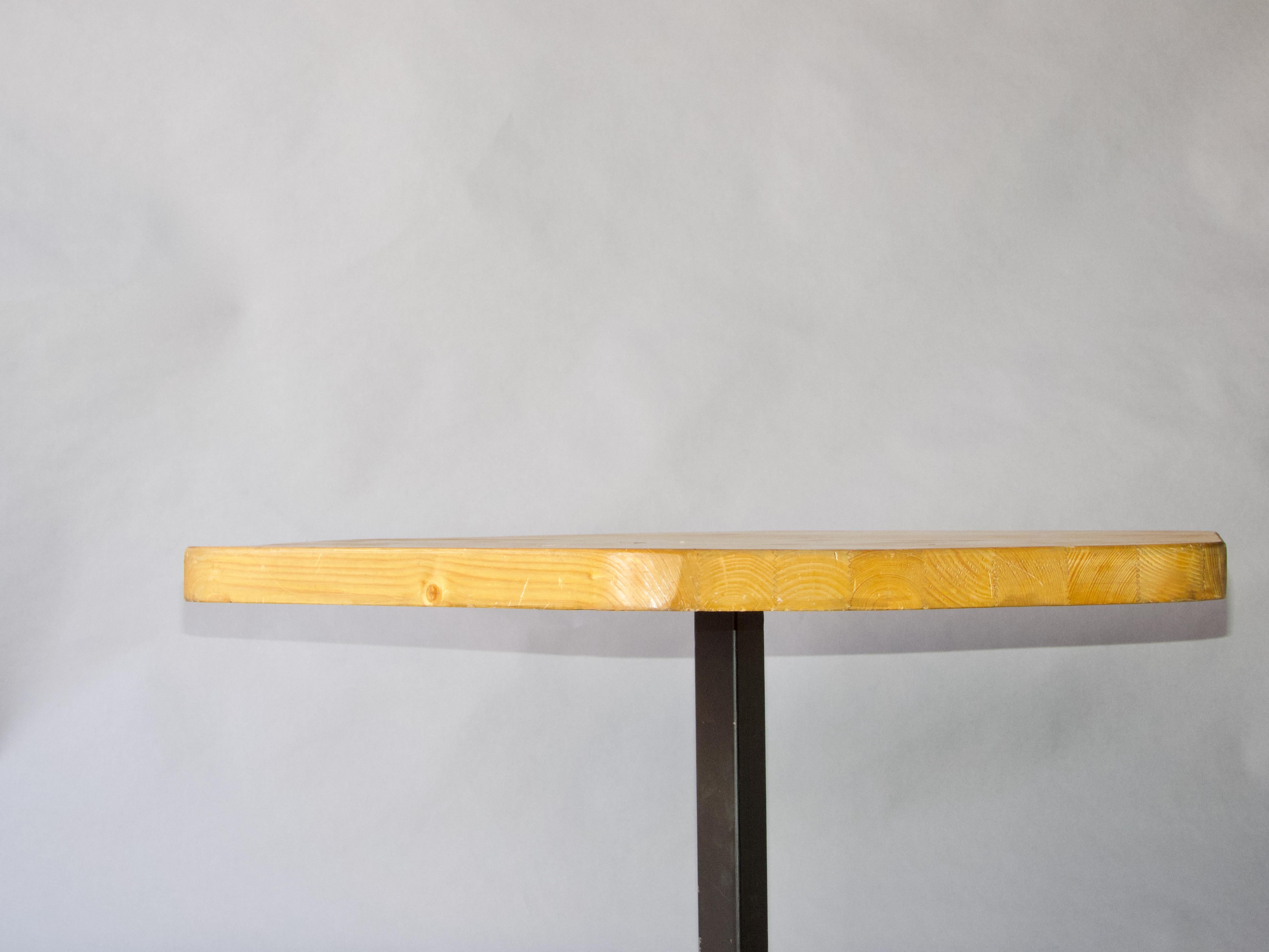 Charlotte Perriand pour les Arcs table à manger en pin et métal 