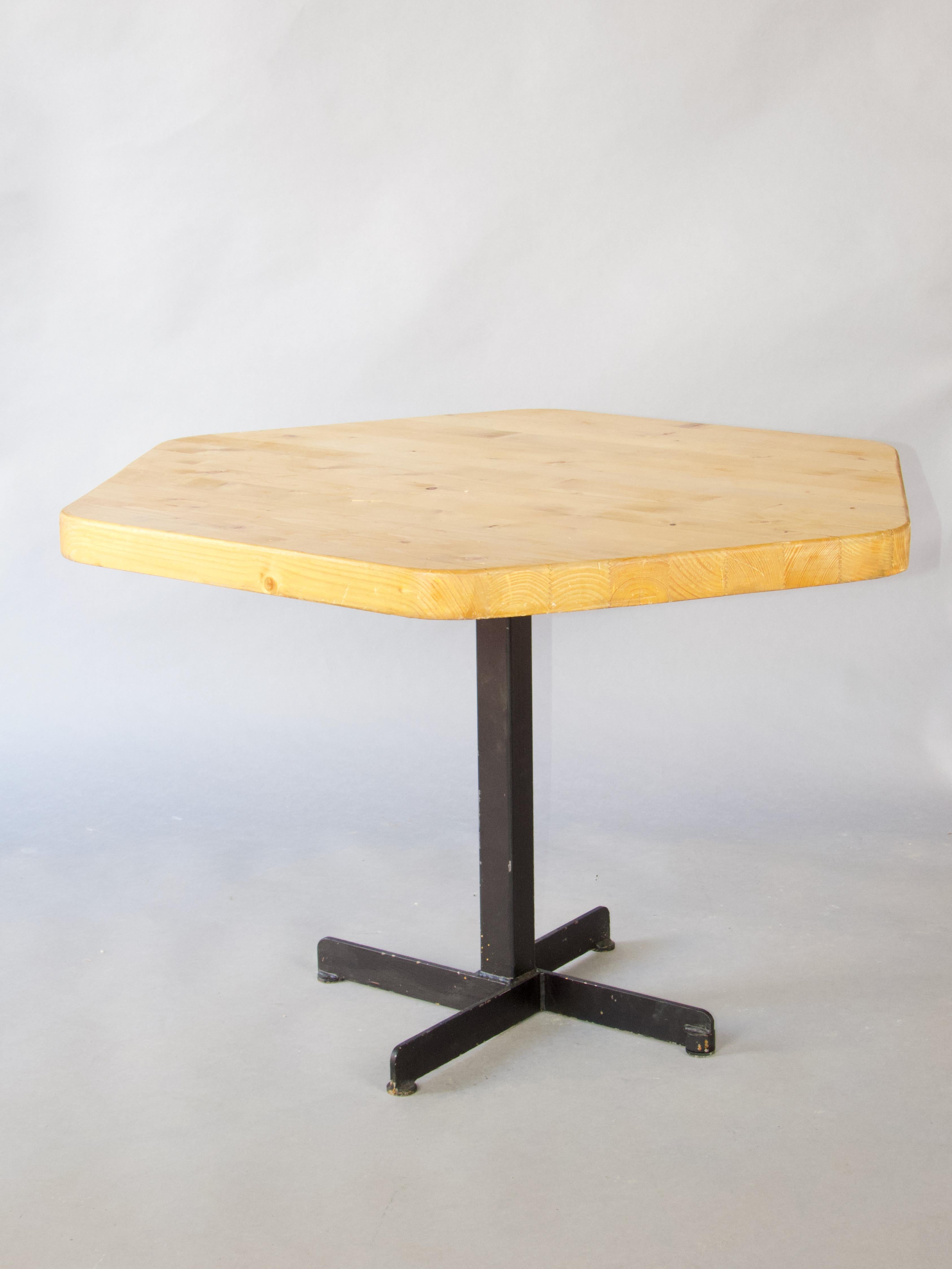 Français Table de salle à manger en pin Charlotte Perriand pour les Arcs en vente