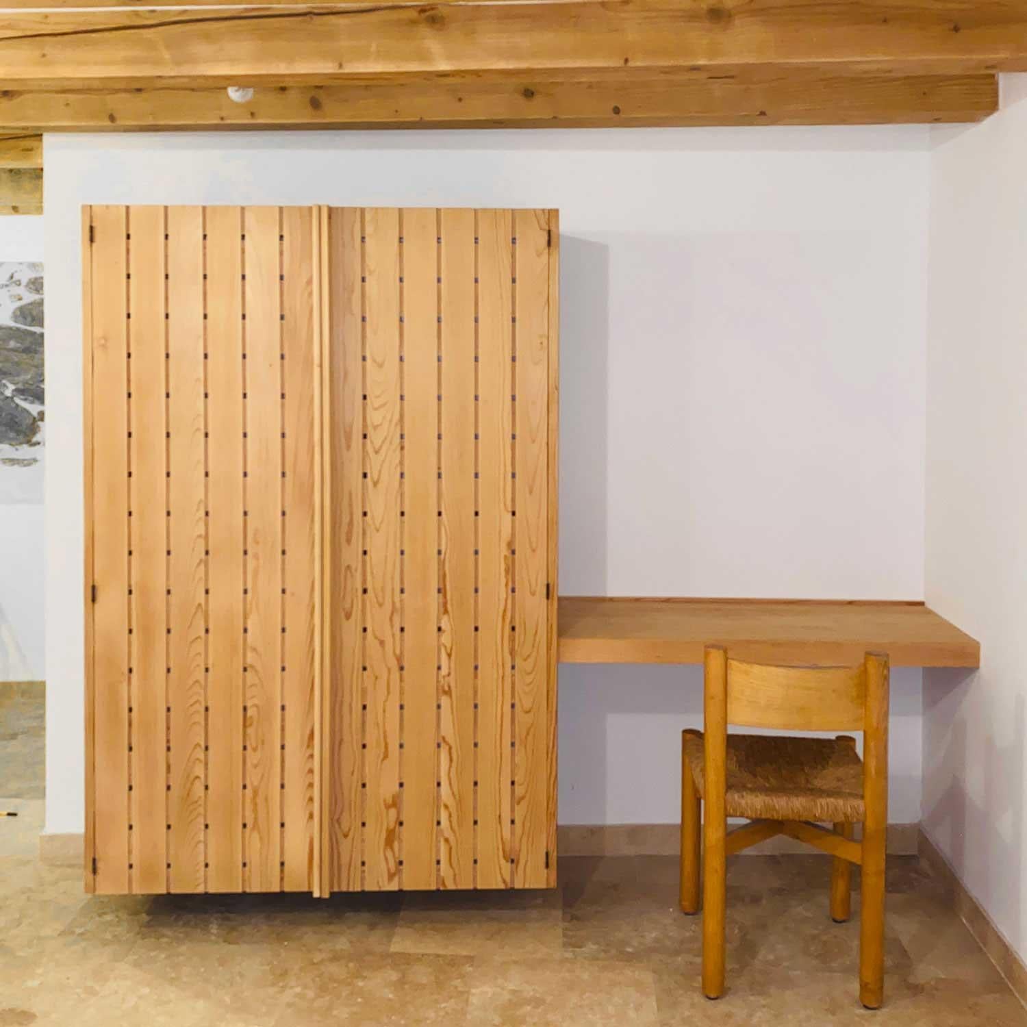Charlotte Perriand 
armadio pensile in formica e larice con ante a doghe. scrivania a muro con presa di corrente in frassino e abete.
 Questo set è stato creato nel 1968 per la residenza 3 archi, ispirandosi alle porte interne giapponesi.
Set