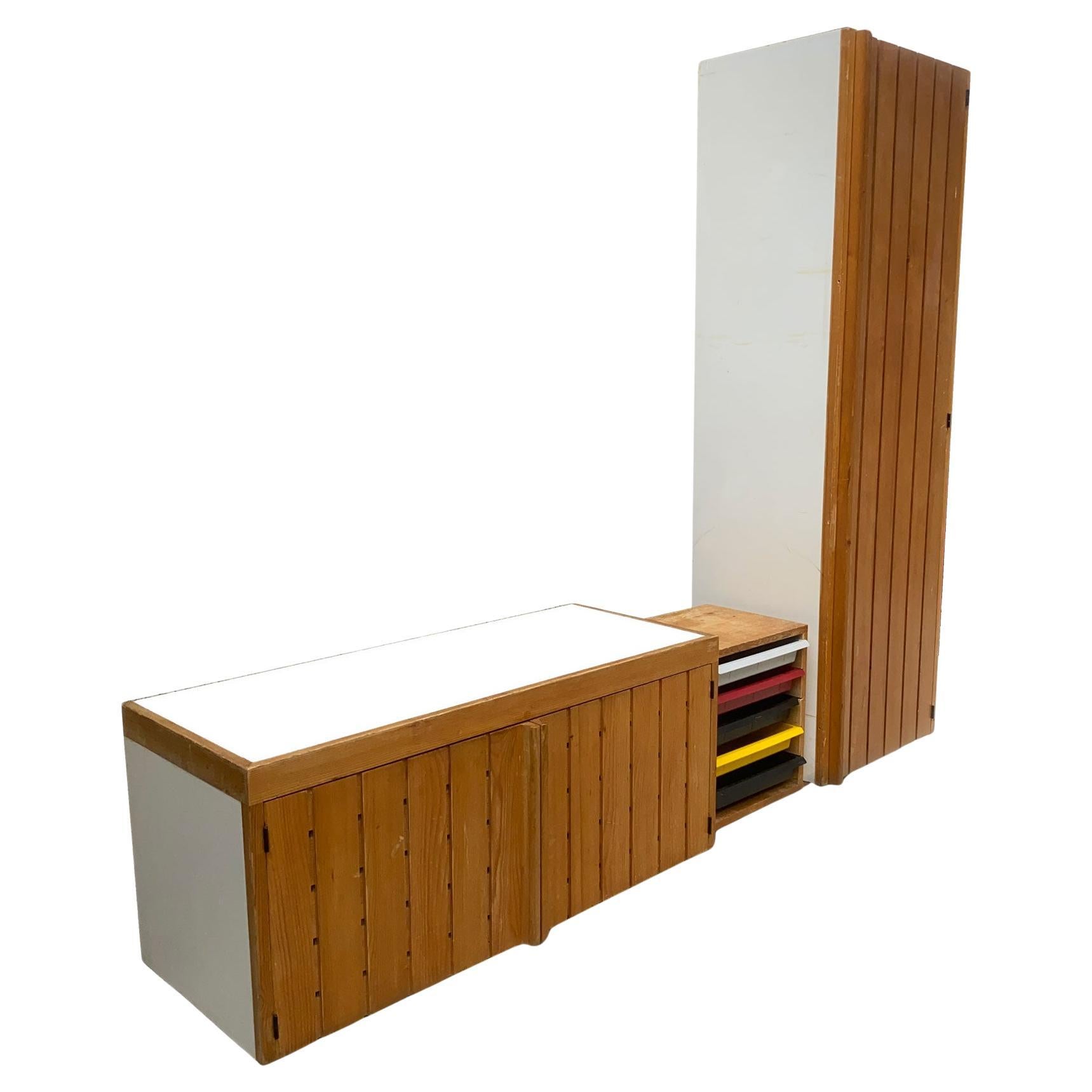 Charlotte Perriand
credenza a muro con ante e cassetti Steph Simon della famosa residenza Les Adrets. Sicuramente la residenza più completa e la più vicina alle aspirazioni di Charlotte Perriand e del mondo del Sol Levante. Le corrispondenti aree