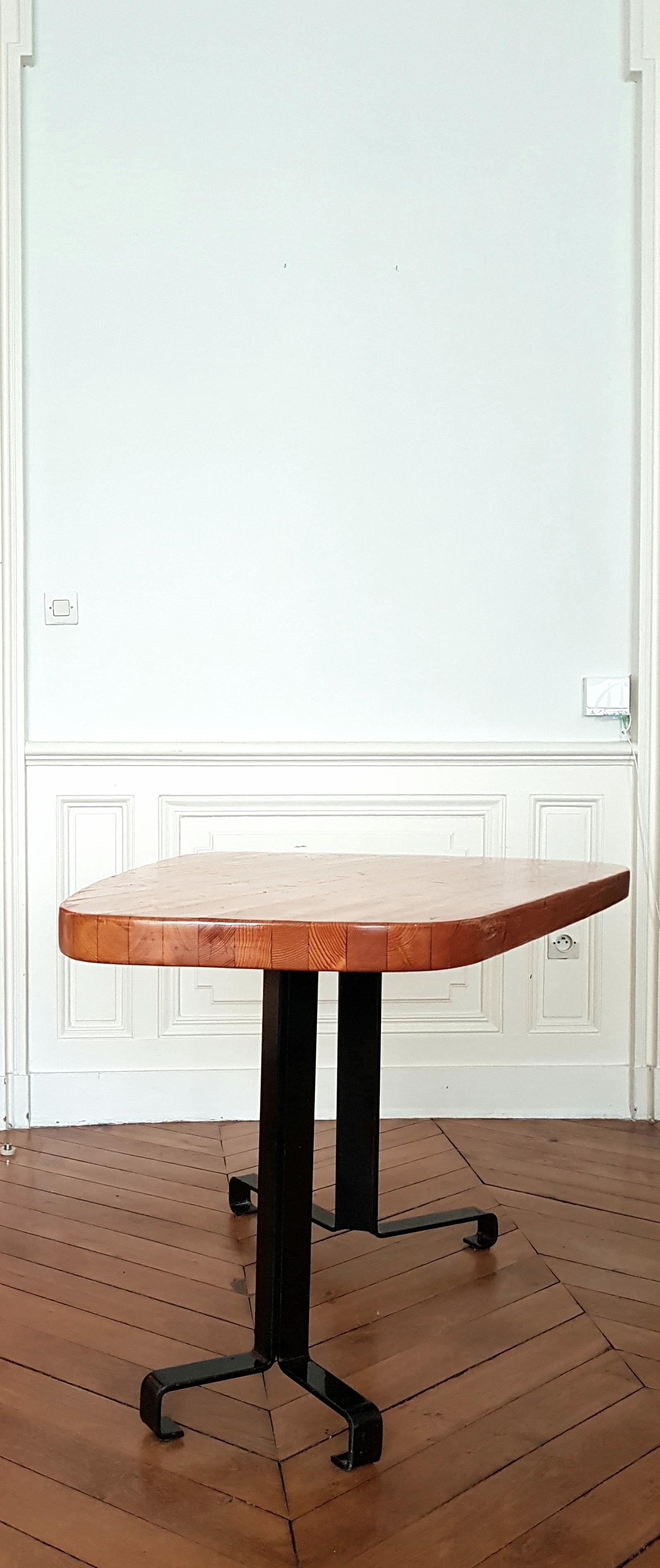 Charlotte Perriand freeform table in pinewood from 1960. This dining table is in a good used condition. It consists of a pinewood top and a base in black lacquered metal adjustable on one foot. A dining table by Charlotte Perriand. Measures: 126 x